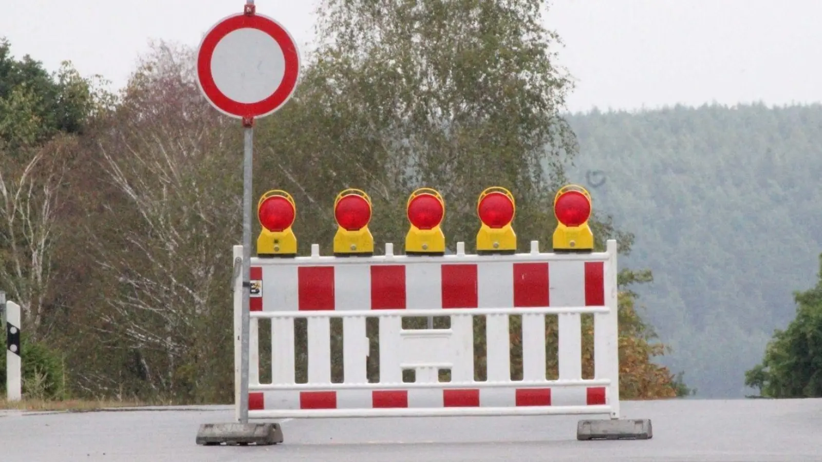 Die Bahnhofstraße in Auerbach wird bis Mitte September 2026 gesperrt.  (Symbolbild: Rudolf Hirsch)