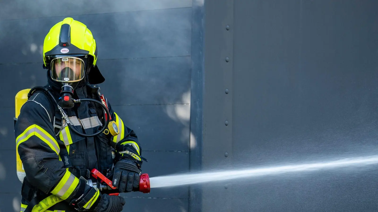 Ein Großbrand in einem leerstehenden Gebäude hält derzeit Hirschau in Atem. (Symbolbild: David Inderlied/dpa/Symbolbild)