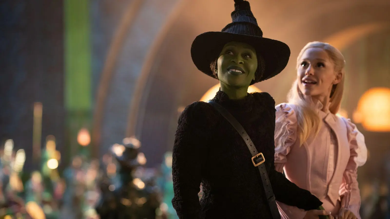 Cynthia Erivo als Elphaba und US-Popstar Ariana Grande als Glinda glänzen in „Wicked“. (Bild: Giles Keyte/Universal Picture/dpa)