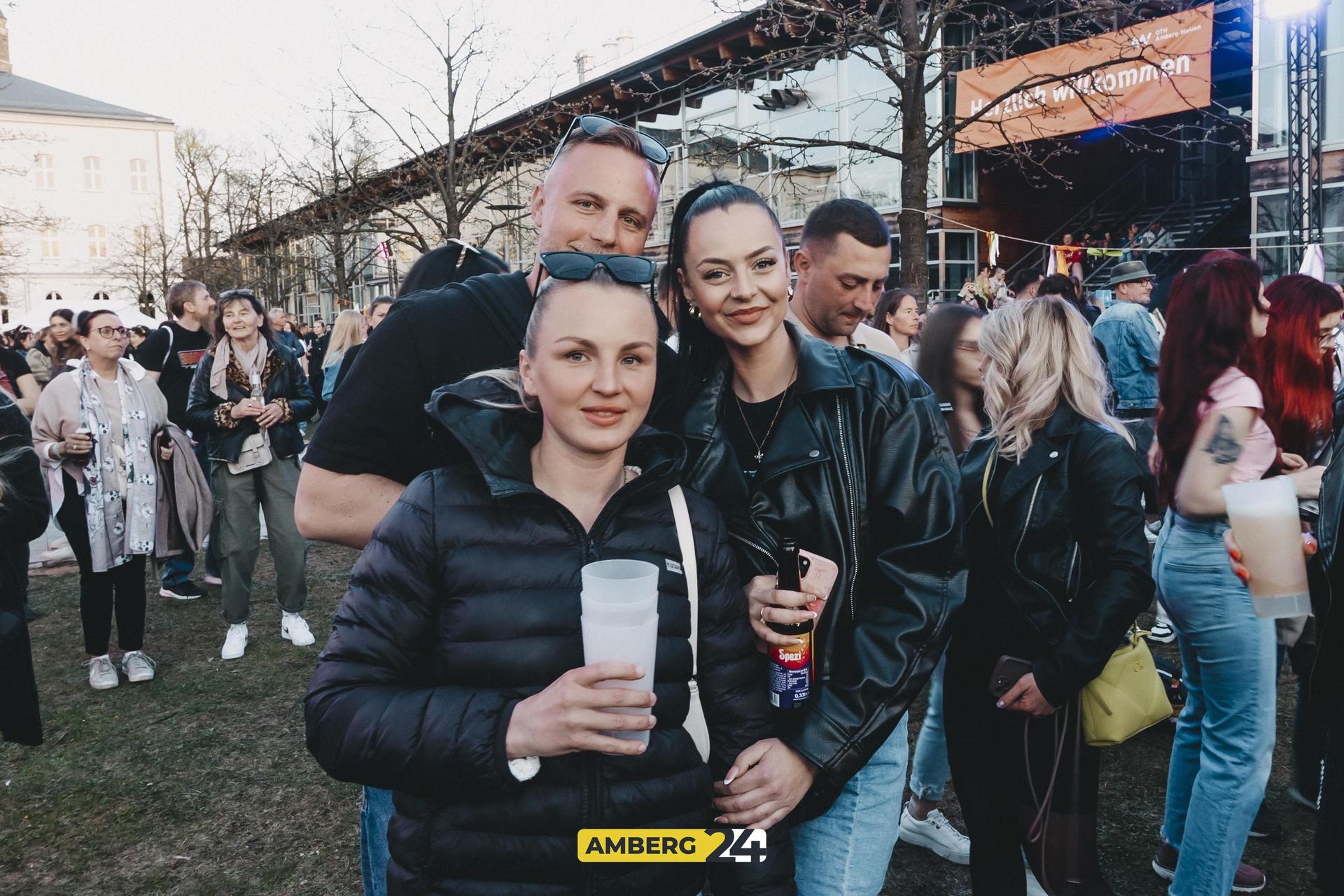 Das erste Mal fand in Amberg das Kirschblütenfestival statt. Der Campus der Amberger OTH verwandelte sich in ein pinkes Paradies. Lolo war für euch vor Ort.  (Bild: Lolografie)