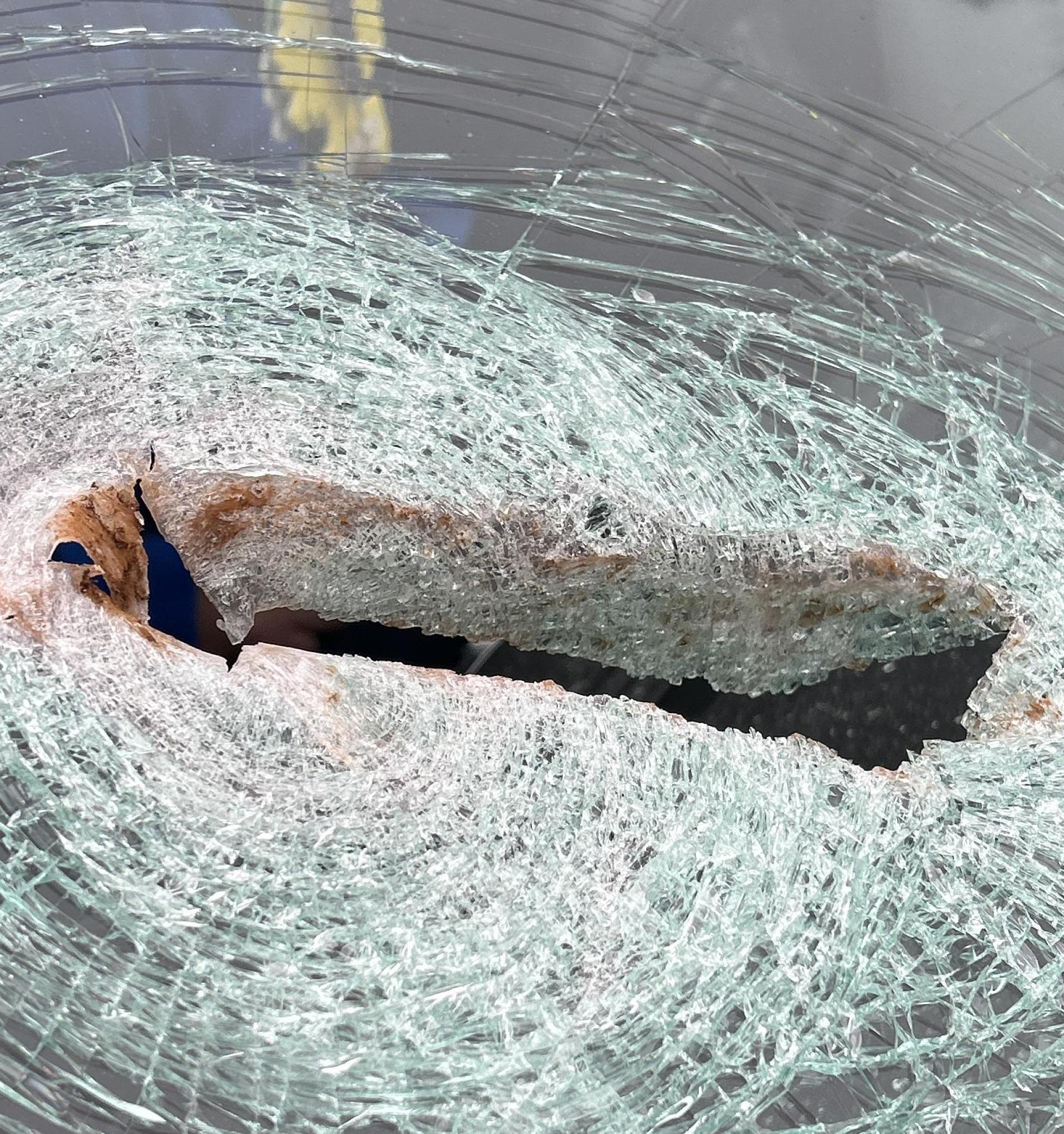 Der Fahrer hatte Glück. Die Stange durchbohrte die Scheibe auf der Beifahrerseite.  (Bild: Verkehrspolizeiinspektion Hof)