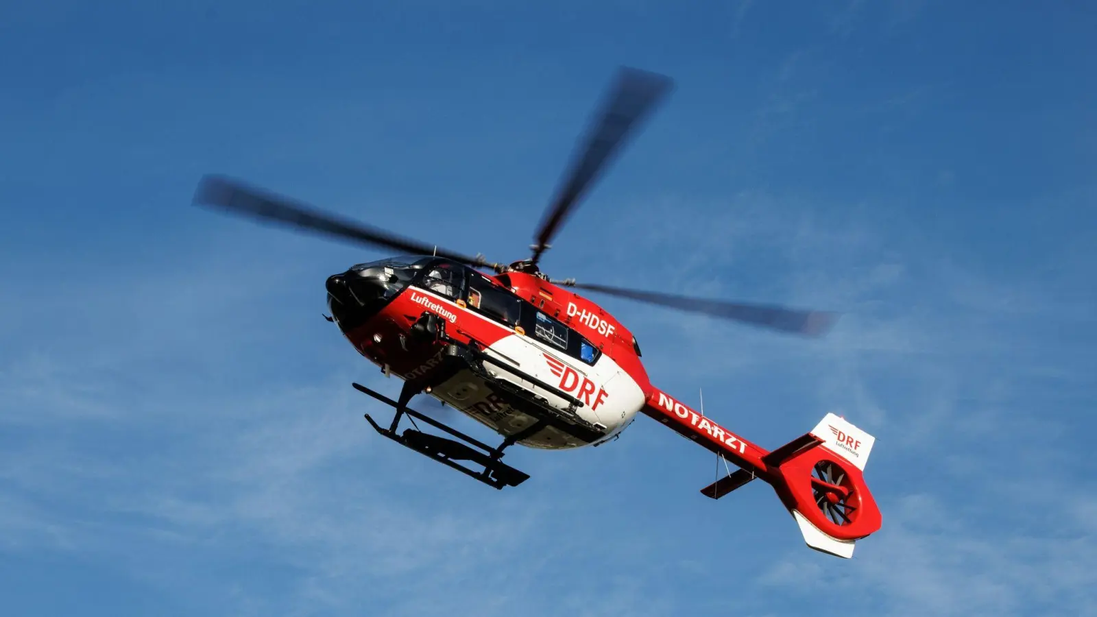 Ein Rettungshubschrauber bringt in Rieden einen schwer verletzten Fußgänger ins Krankenhaus. (Symbolbild: Matthias Balk/dpa/Symbolbild)