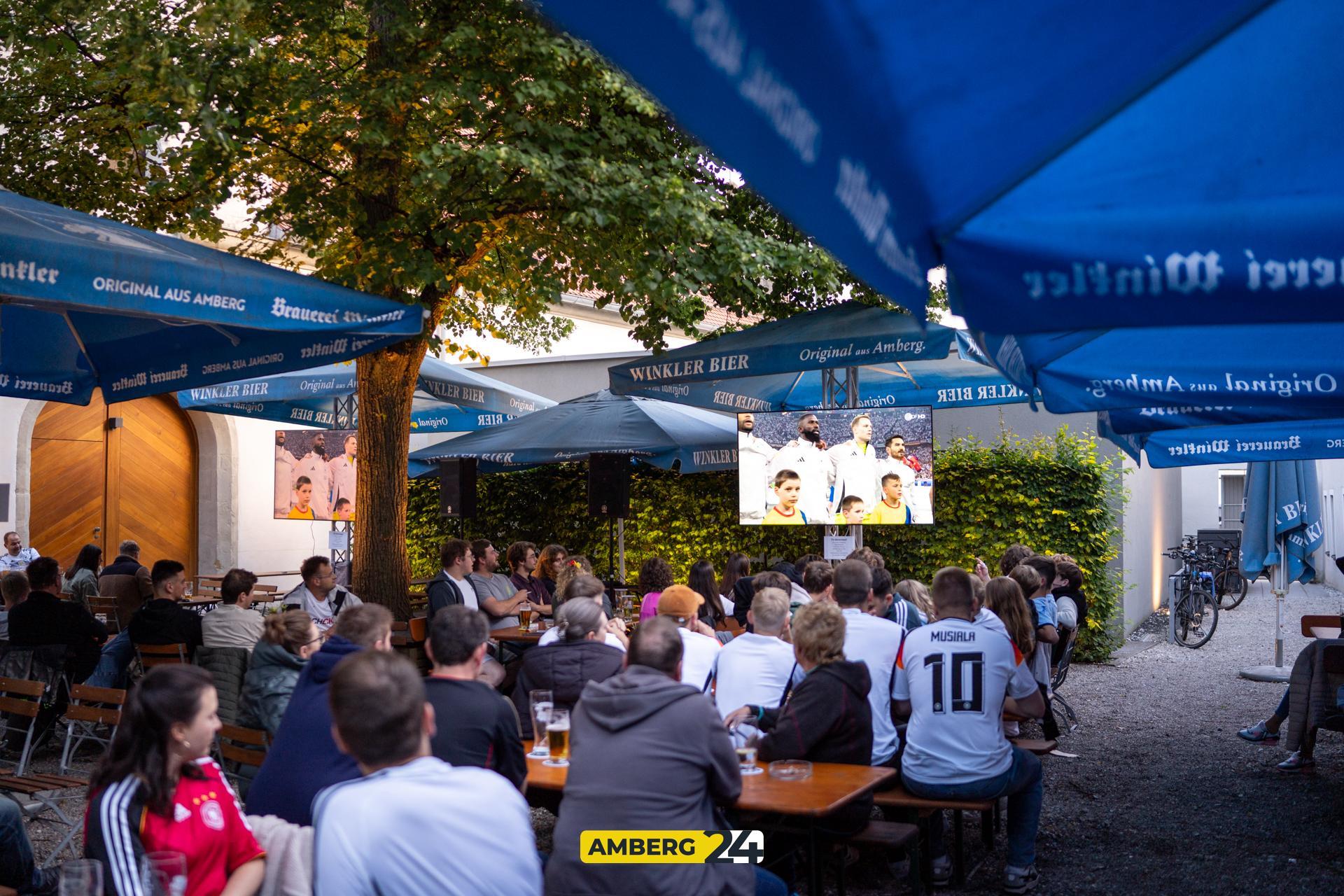 Beim Public Viewing in Amberg war schon ein bissl was los. So habt ihr den Sieg der Deutschen verfolgt. (Bild: Fotografie Lako)