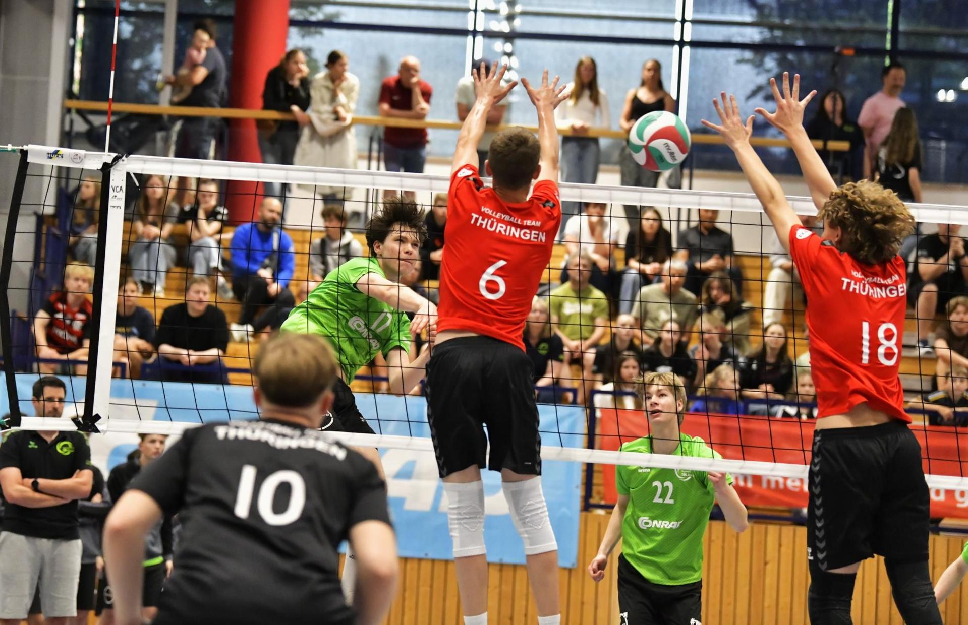 Schmetterschlag von Sebastian Helm (links) vom VC Amberg, beobachtet von Laurenz Mecke (Zweiter von rechts). (Bild: Hubert Ziegler)