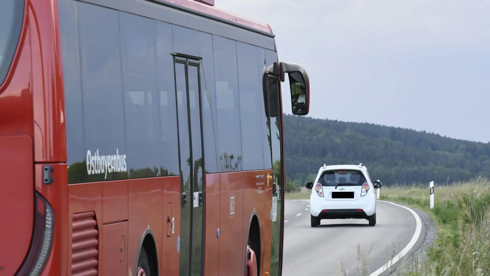 Die Buslinie 449 kann knapp vier Wochen lang eine Haltestelle in Gebenbach nicht anfahren.  (Symbolbild: Petra Hartl)