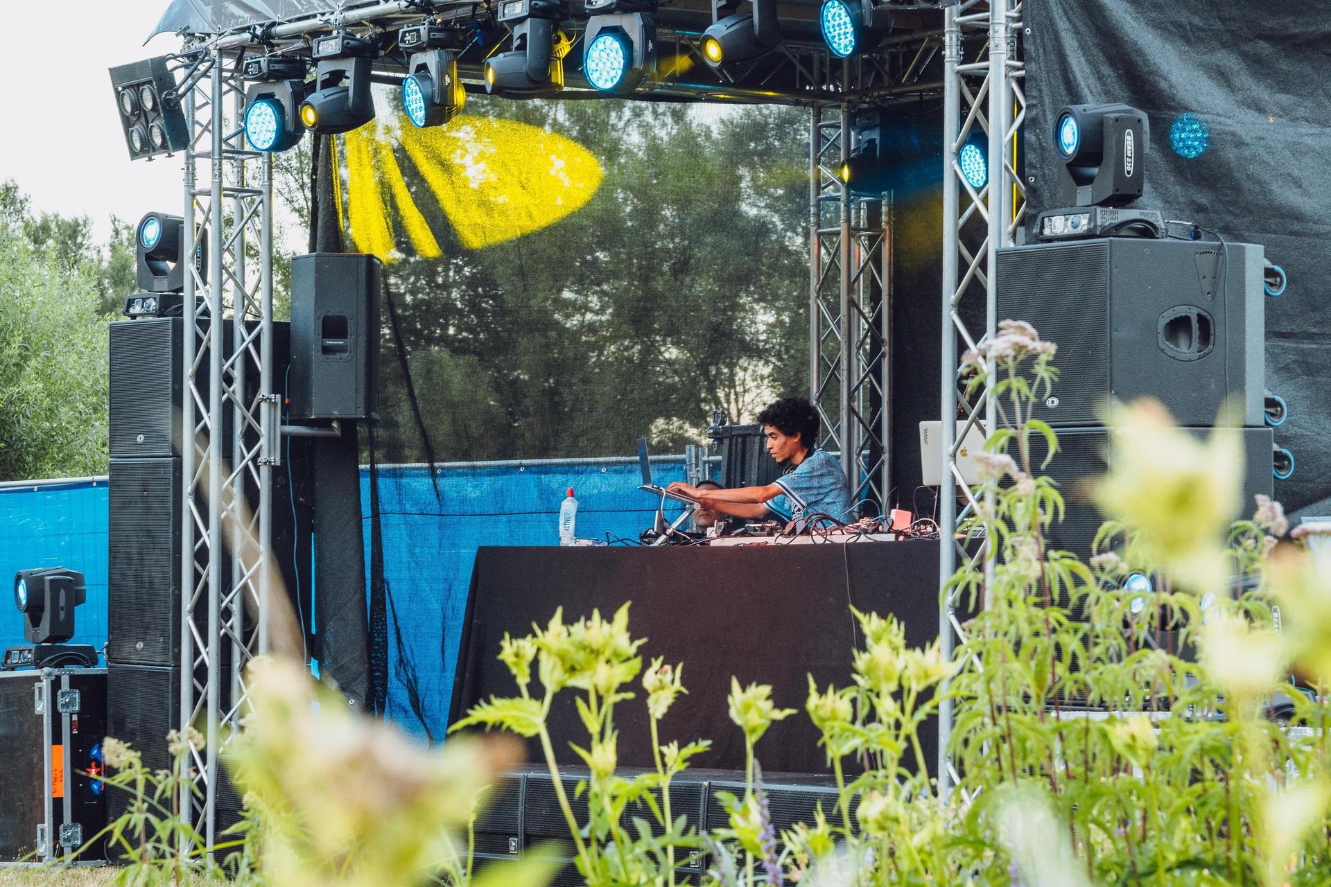 Shisha, Drinks und guter Hip-Hop. So war's am Hip-Hop BBQ in Amberg.  (Bild: Denise Helmschrott)