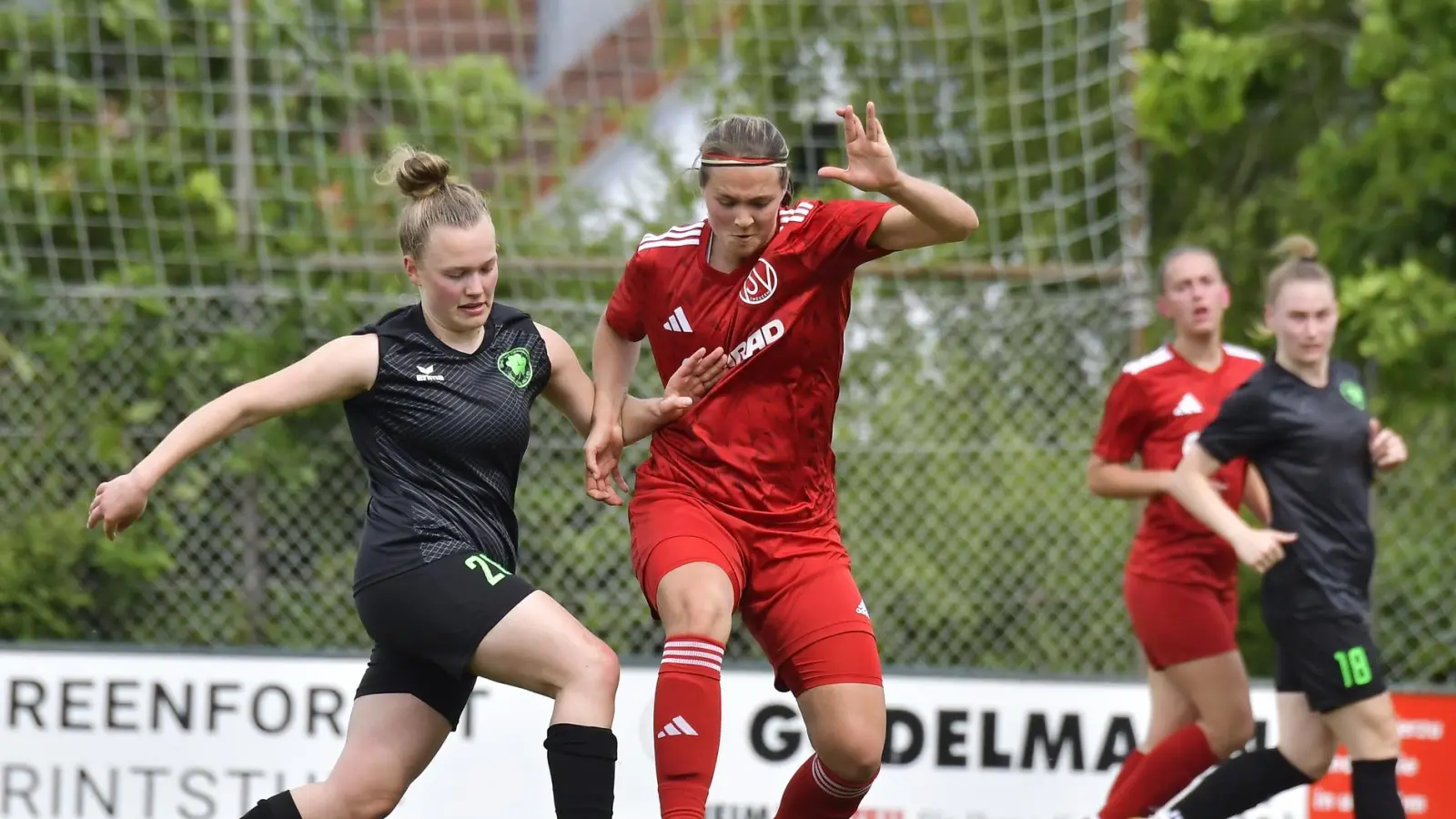 Susanne Stich (rechts) vom TSV Theuern kam auch gegen den TV Erlangen im Sturm zum Zug.  (Archivbild: Hubert Ziegler)