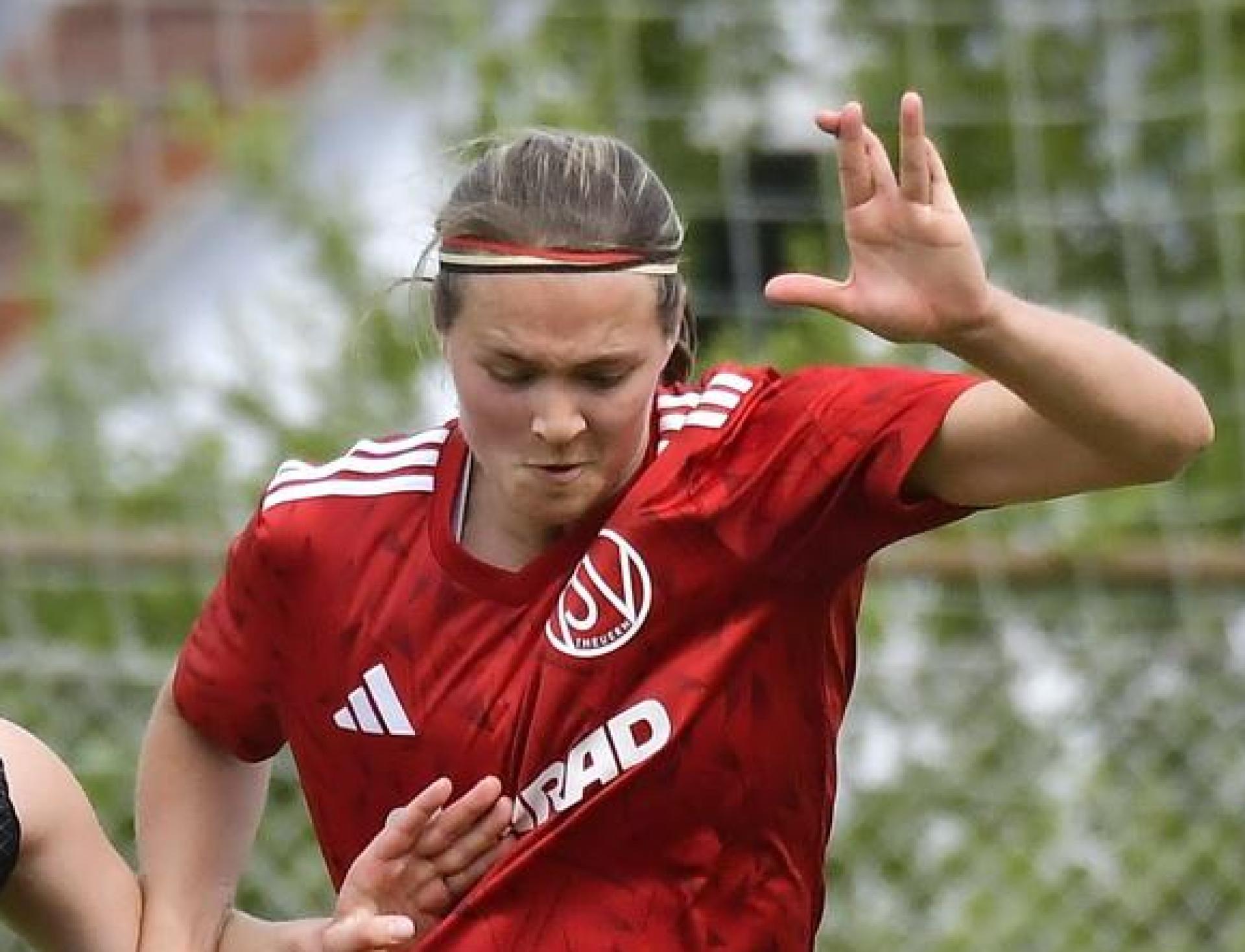 Susanne Stich (rechts) vom TSV Theuern kam auch gegen den TV Erlangen im Sturm zum Zug.  (Archivbild: Hubert Ziegler)