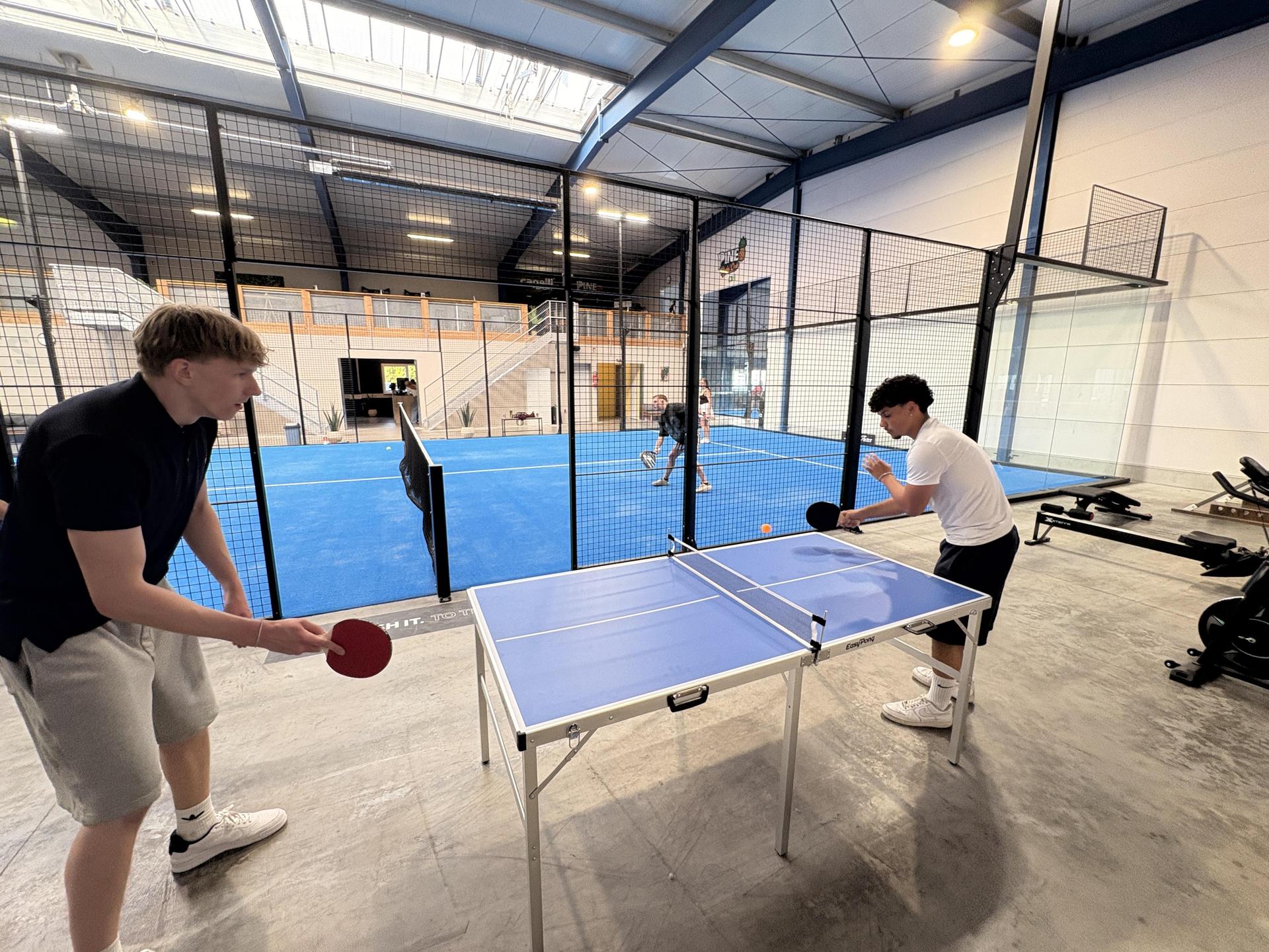 Daydrinking im Pine Padel Club. (Bild: Lukas Büchold)