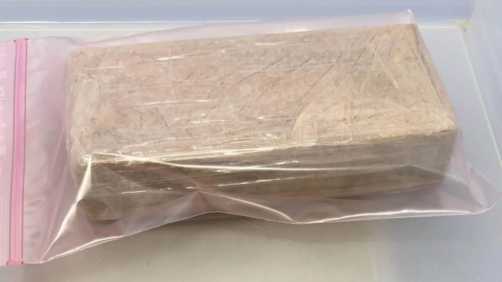 Die Kriminalpolizei Regensburg hat in Regensburg ein Drogenversteck ausgehoben und über 3 Kilogramm Heroin sichergestellt. Im Bild einer der sichergestellten Heroin-Blöcke. (Bild: Polizeipräsidium Oberpfalz)