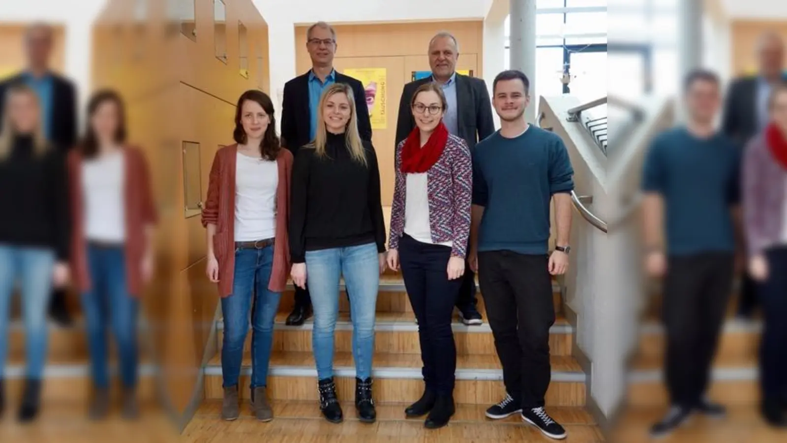 Ein „herzliches Willkommen” am Gymnasium entbieten Martin Meier und Peter Schobert (hinten, von links) von der Schulleitung den Studienreferendaren Michaela Schuller (vorne, von links), Carolin Frank, Carolin Schwarzhuber und Sebastian P. (Bild: exb)