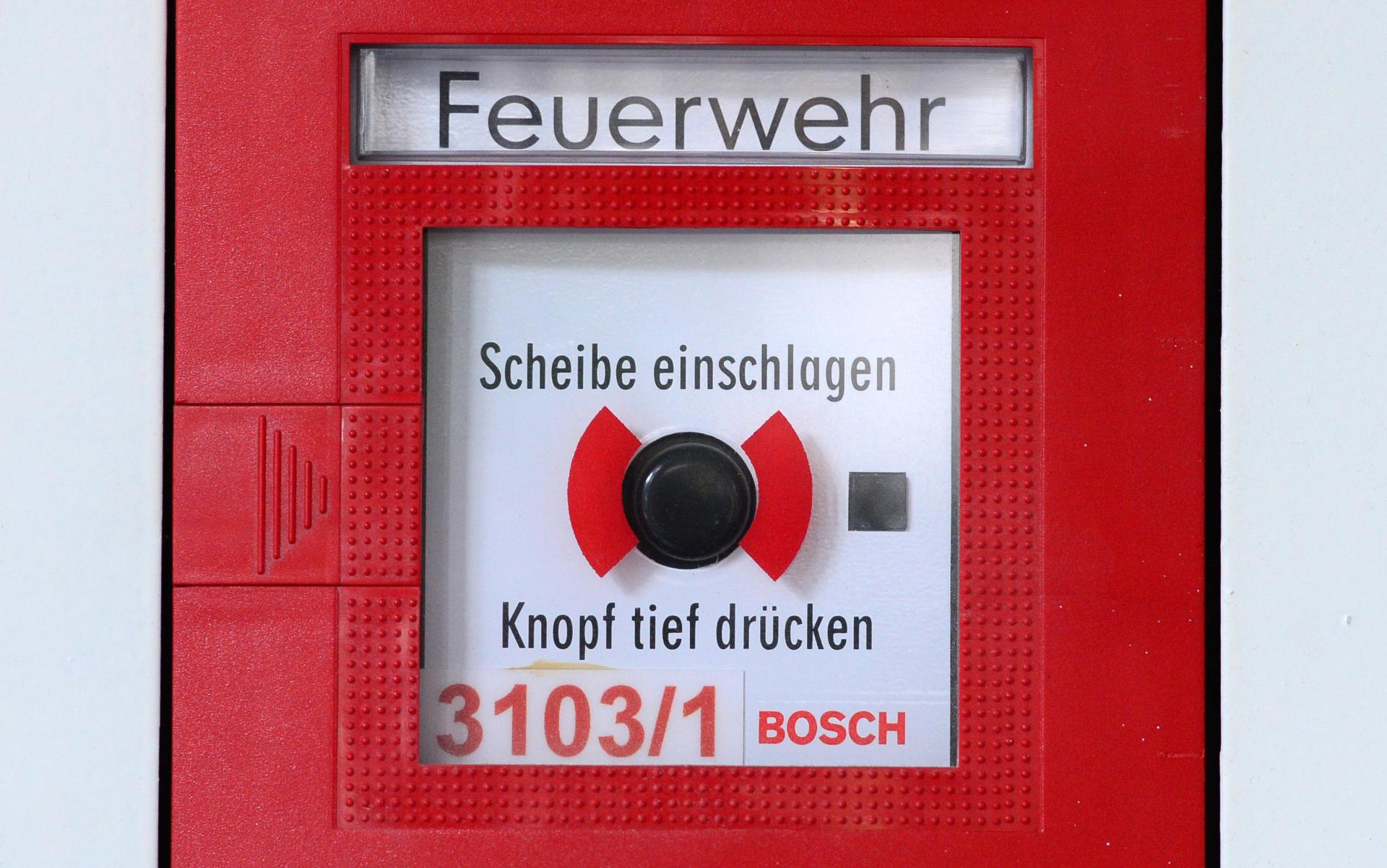 In Amberg hat ein Betrunkener in einem Hotel zwei Feuermelder ausgelöst. Es gab einen Großeinsatz. (Symbolbild: Martin Schutt/dpa)