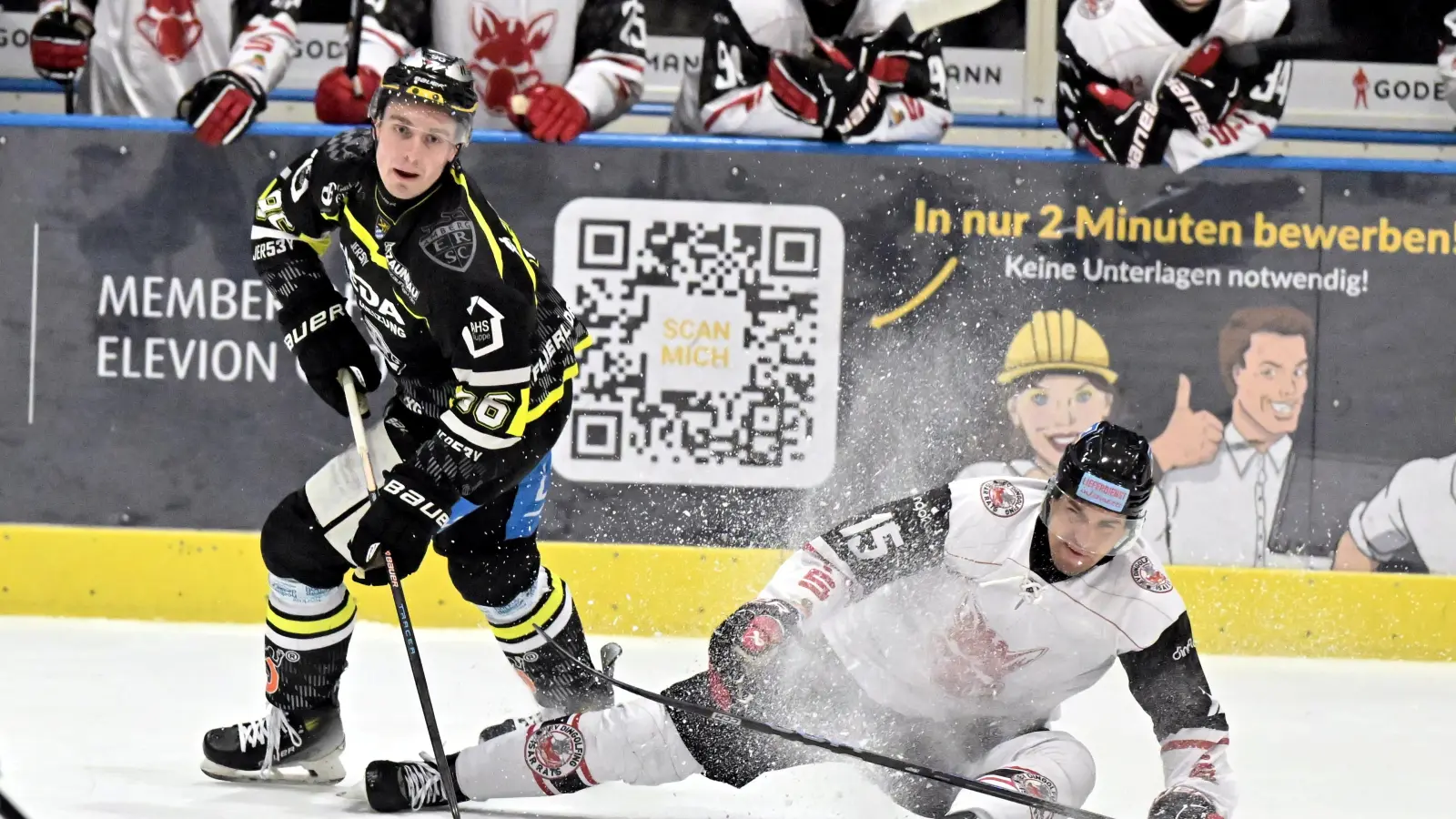 Brendan Walkom (links) und der ERSC Amberg haben das Auswärtsspiel in Buchloe zwar gewonnen, den Einzug in die Pre-Playoffs aber trotzdem verpasst.  (Bild: Hubert Ziegler)