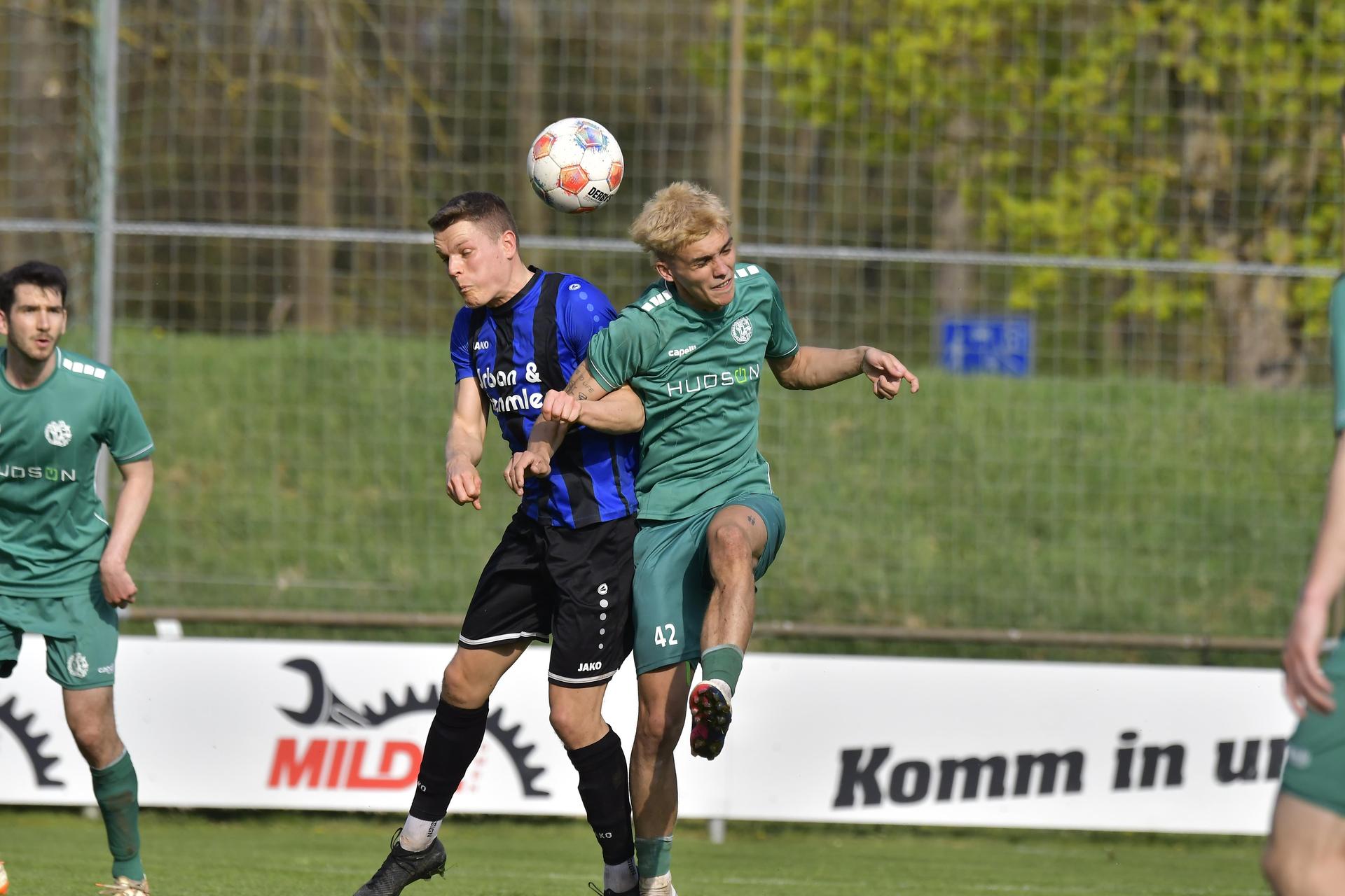 Zurück nach Rotsperre: Jonas Schwindl (rechts) steht der DJK Gebenbach nach seiner Sperre am Freitag gegen Bamberg wieder zur Verfügung.  (Bild: Hubert Ziegler)