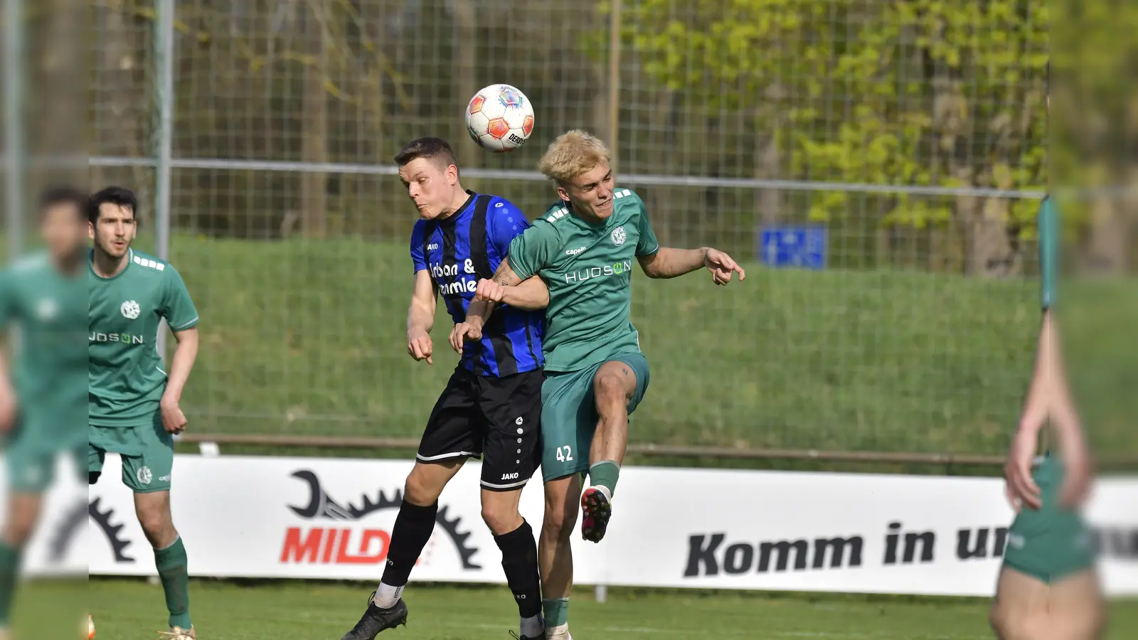 Zurück nach Rotsperre: Jonas Schwindl (rechts) steht der DJK Gebenbach nach seiner Sperre am Freitag gegen Bamberg wieder zur Verfügung.  (Bild: Hubert Ziegler)