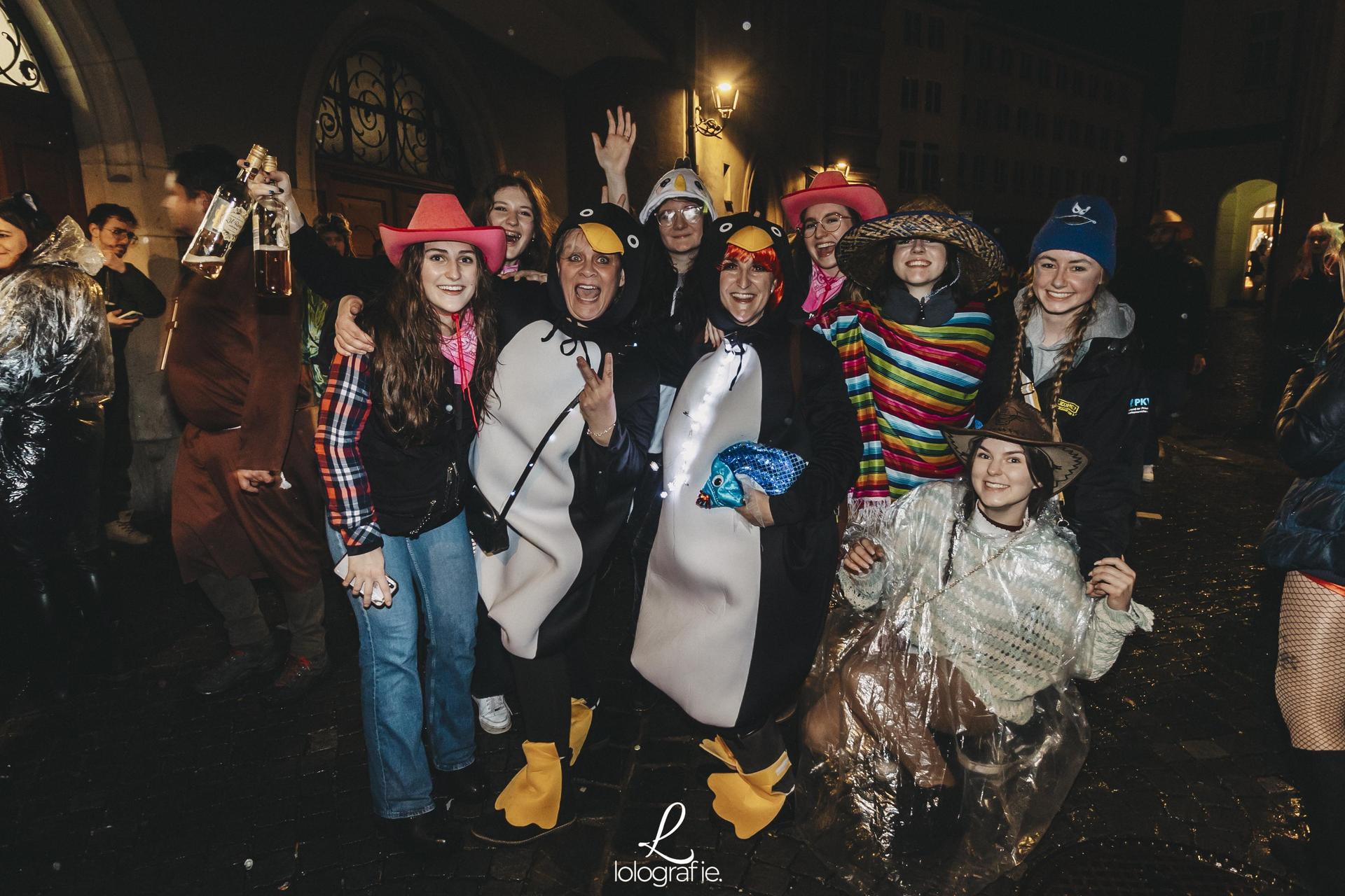 Hexennacht in Amberg. Die Fotos vom Weiberfasching am Marktplatz, exklusiv auf Amberg24.de (Bild: Lolografie)