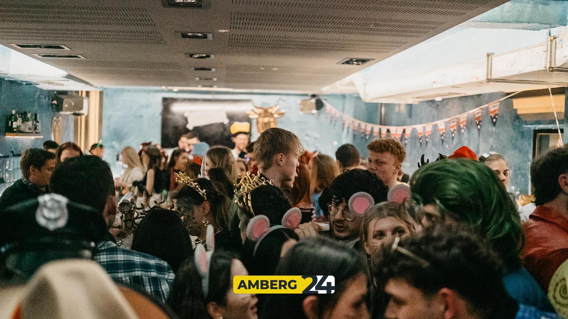 Auch im Blauen Haus waren am Donnerstag die Hexen los.  (Bild: Mario Donhauser)