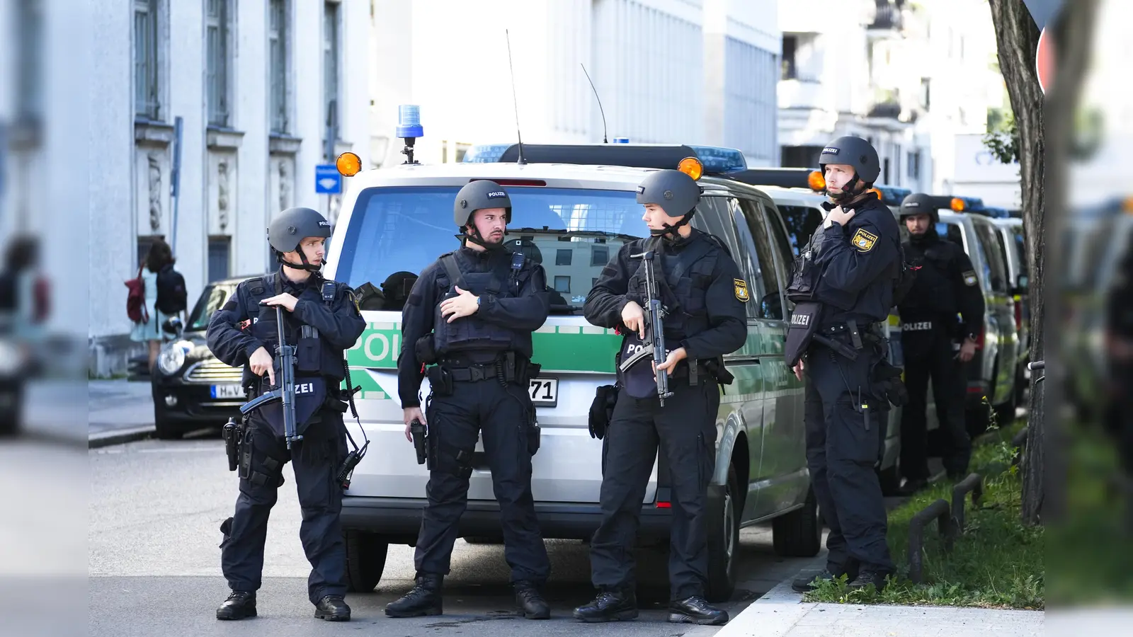 Zahlreiche Polizisten sind in der Münchner Innenstadt in der Nähe des NS-Dokumentationszentrums und des Israelischen Generalkonsulats im Einsatz. (Bild: Matthias Schrader/AP/dpa)