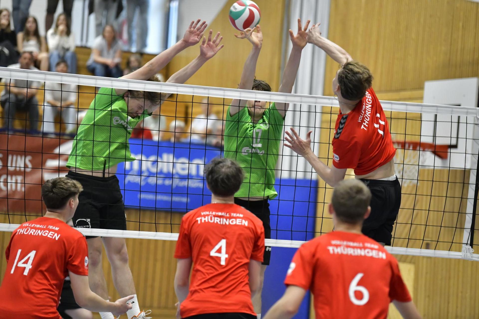 Zweierblock des VC Amberg mit Rudolf Biber (links) und Sebastian Helm (rechts). (Bild: Hubert Ziegler)