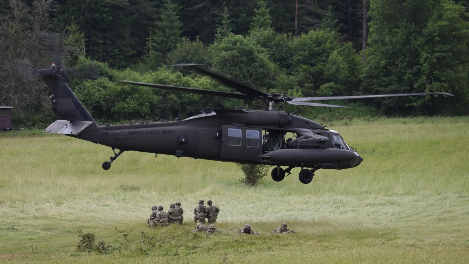 Ein Hubschrauber der US-Armee vom Typ Black Hawk bei einer Übung im Truppenübungsplatz Hohenfels.  (Archivbild: bö)