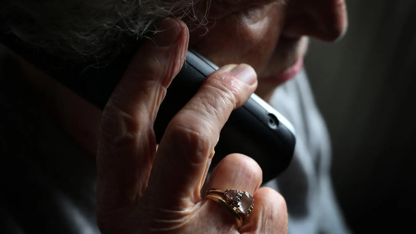 Ob per Telefon oder E-Mail: Betrüger versuchen immer wieder Bürger abzuzocken. Oft haben sie es auf ältere Frauen und Männer abgesehen.  (Bild: Karl-Josef Hildenbrand/dpa/Illustration)