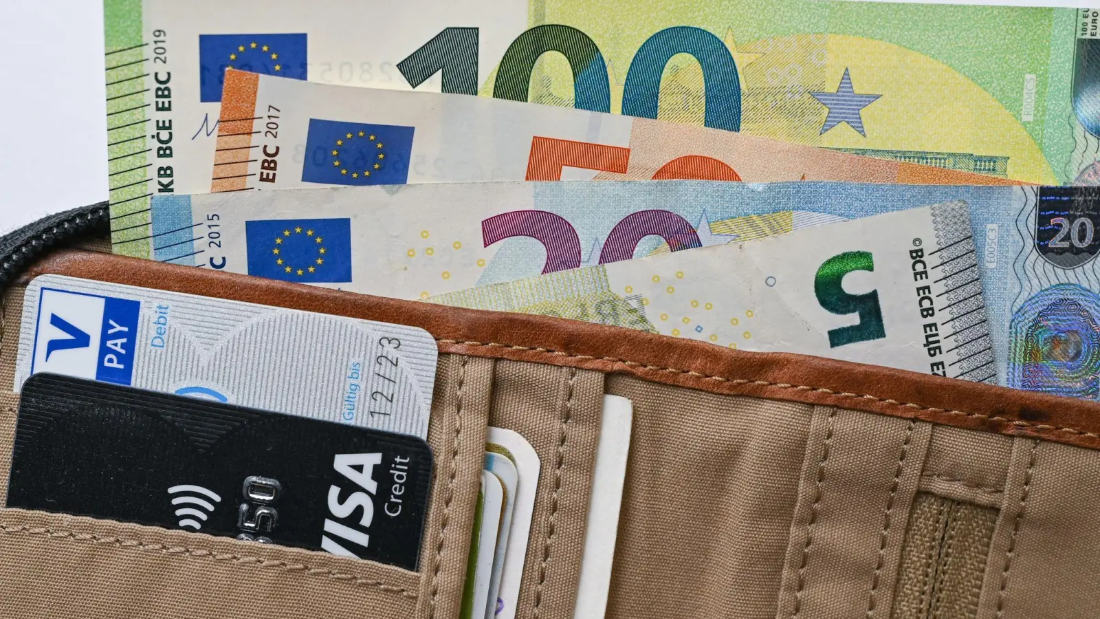 Viele Eurobanknoten stecken in einer Geldbörse. (Bild: Patrick Pleul/dpa-Zentralbild/Illustration)