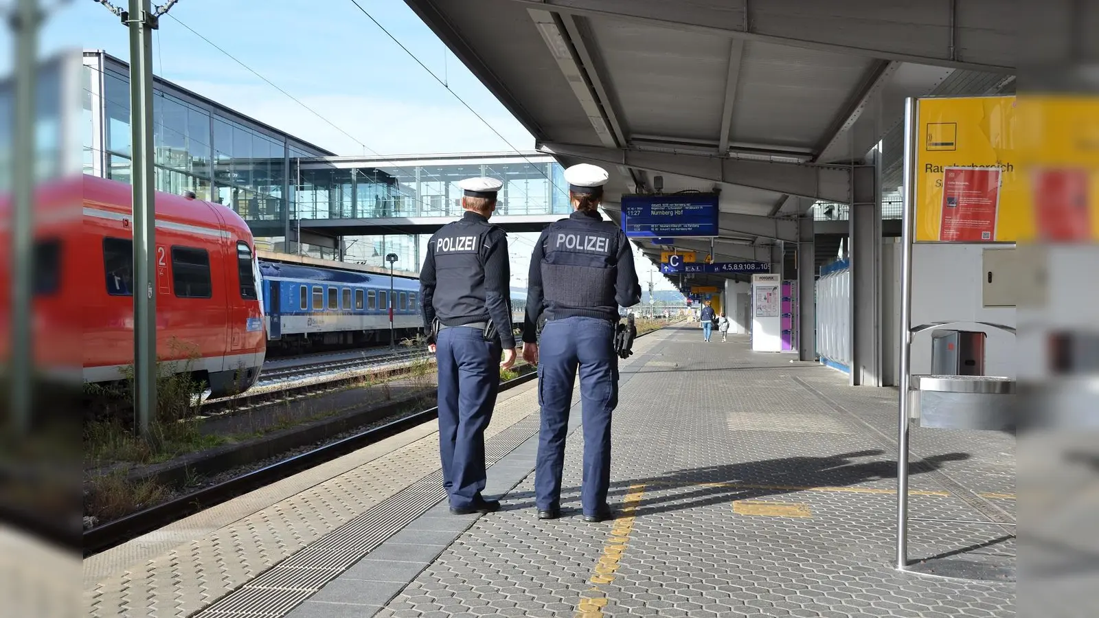 Am Regensburger Hauptbahnhof kam es Freitagnacht zu einer Schlägerei mit 20 Beteiligten. (Symbolbild: Bahnpolizei/exb)
