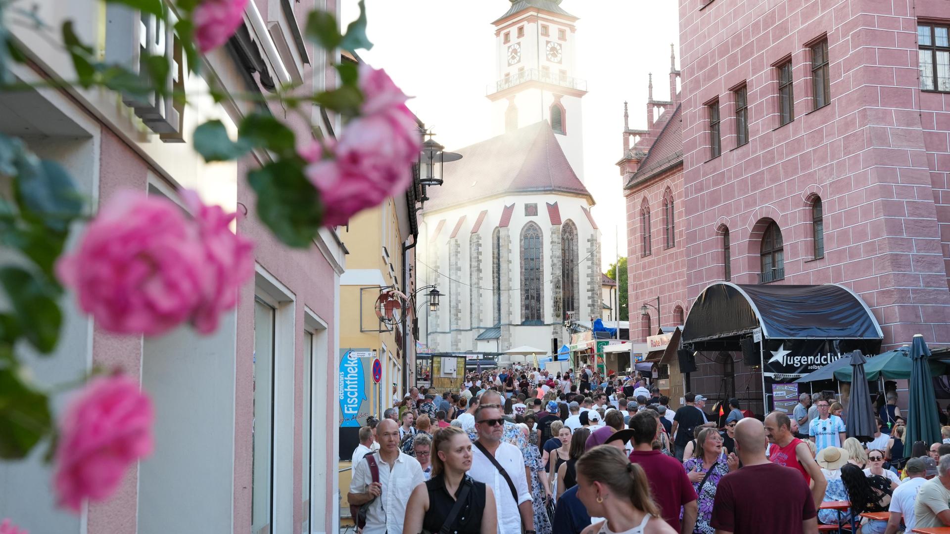 Das Altstadtfest in Sulzbach-Rosenberg verlief aus Sicht der Polizei weitgehend friedlich. Dennoch gab es einige alkoholbedingte Auseinandersetzungen. (Bild: Petra Hartl)
