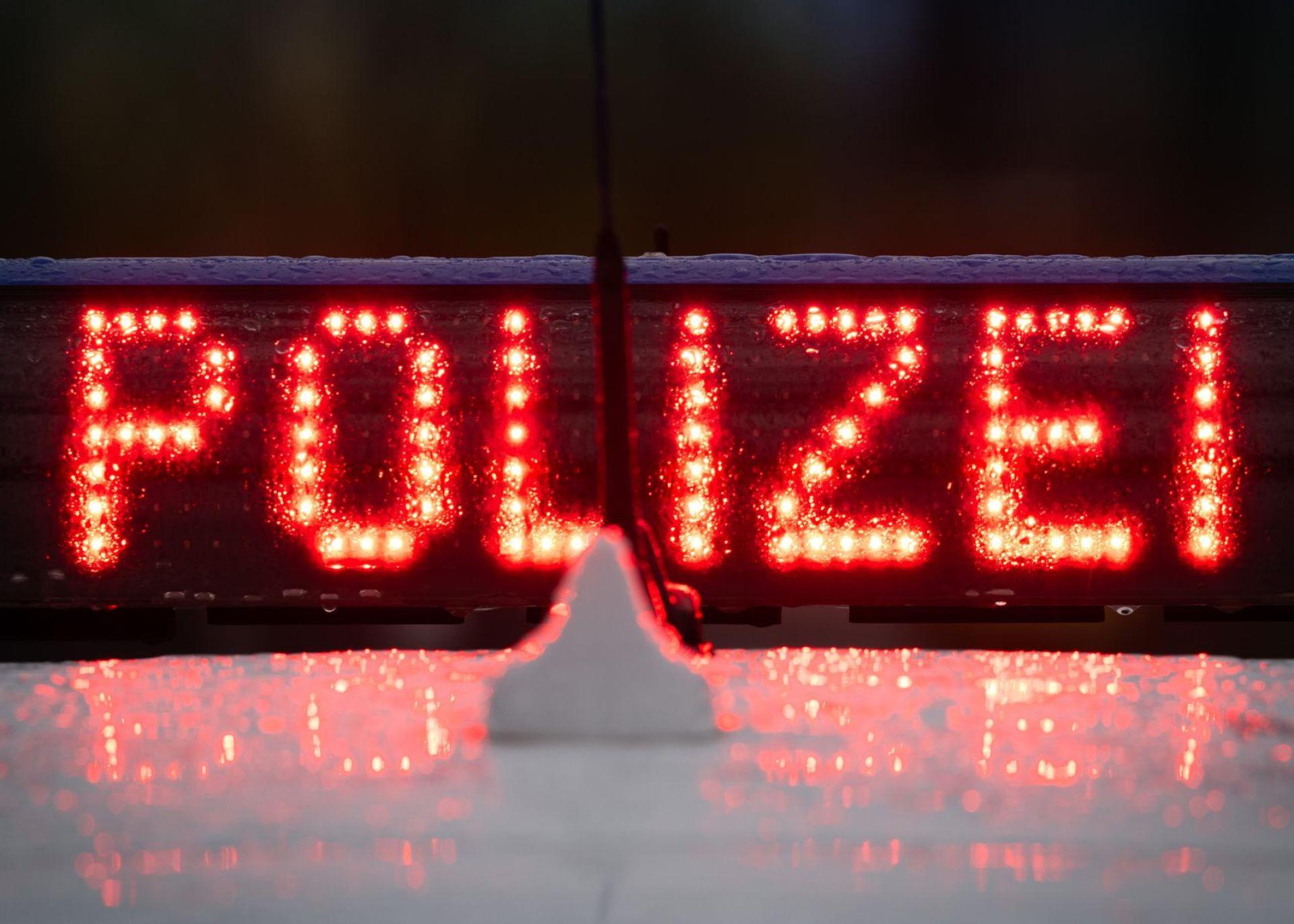 In Amberg kam es zu einer körperlichen Auseinandersetzung zwischen sechs Personen. Die Polizei ermittelt. (Symbolbild: Soeren Stache/dpa)