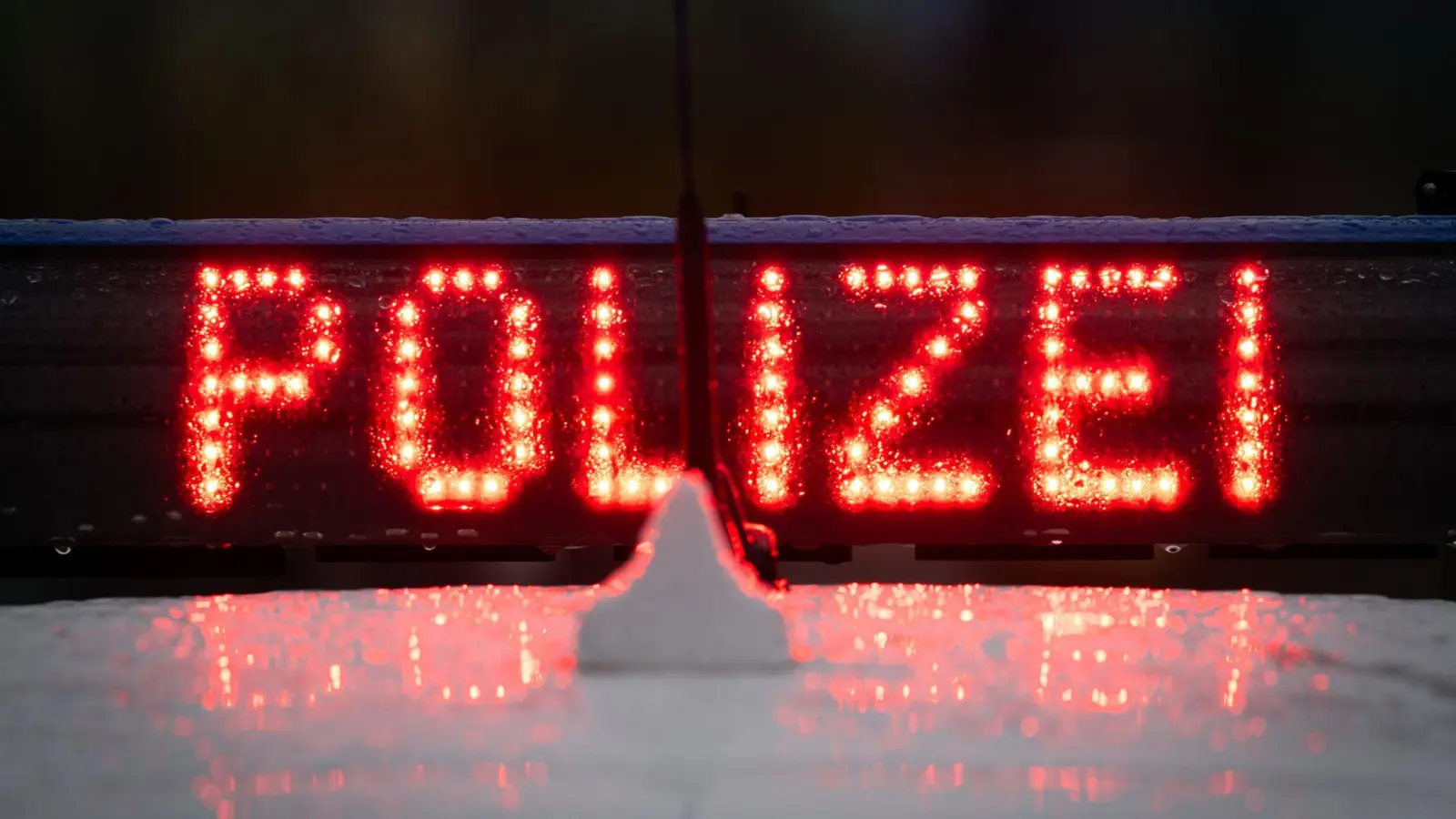 In Amberg wurde die Geldbörse eines 33-jährigen Mannes aus seinem unverschlossenen Auto gestohlen. Die Polizei ermittelt. (Symbolbild: Soeren Stache/dpa)