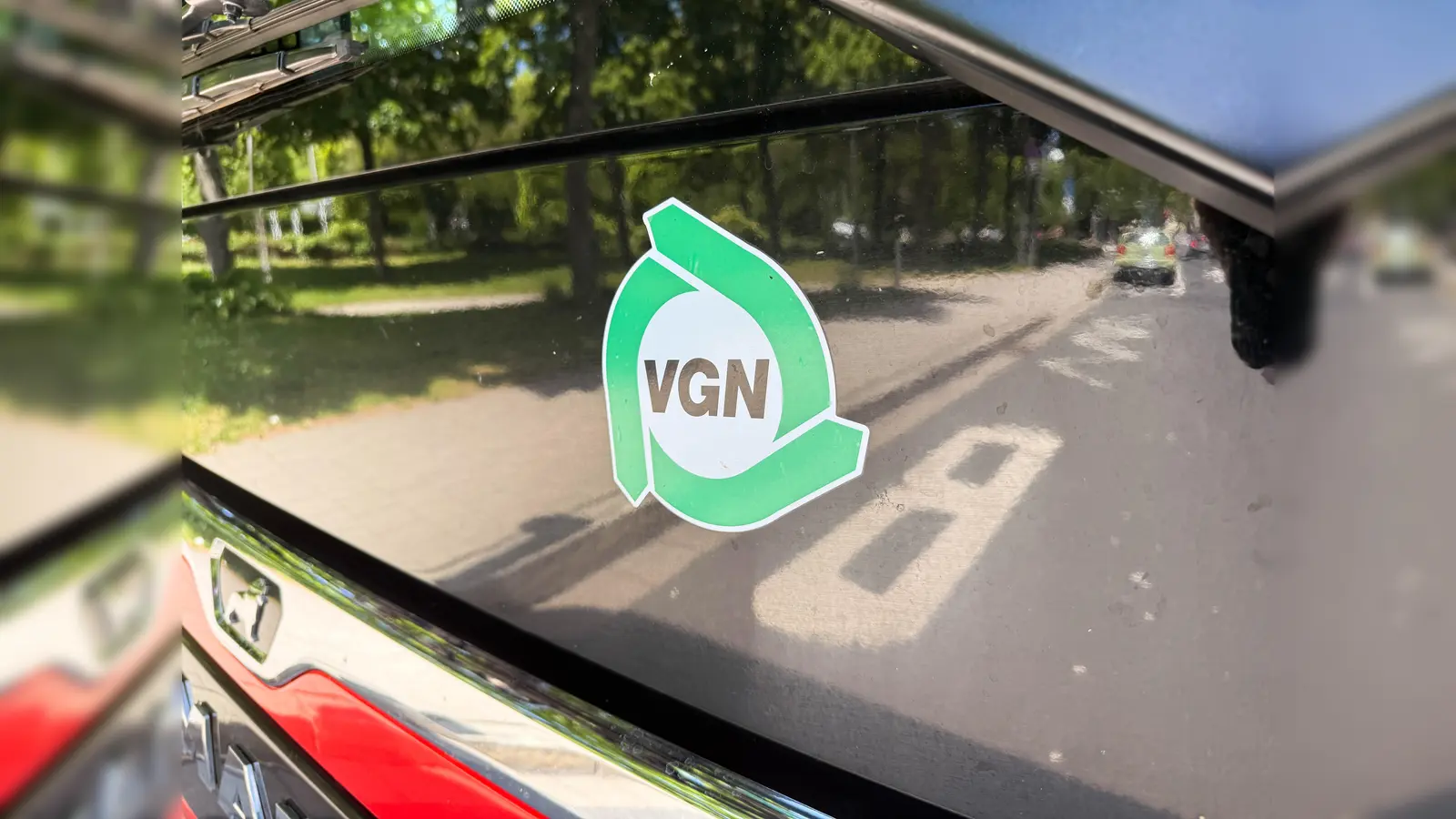 Wer mit dem Bus in Weiden, Amberg, den umliegenden Landkreisen Neustadt, Tirschenreuth oder Amberg-Sulzbach sowie dem VGN-Raum unterwegs ist, zahlt seine Fahrkarten immer häufiger auf digitalem Weg. Ab 2027 will der Verbund sein Ticketangebot verschlanken.  (Bild: Gabi Schönberger)