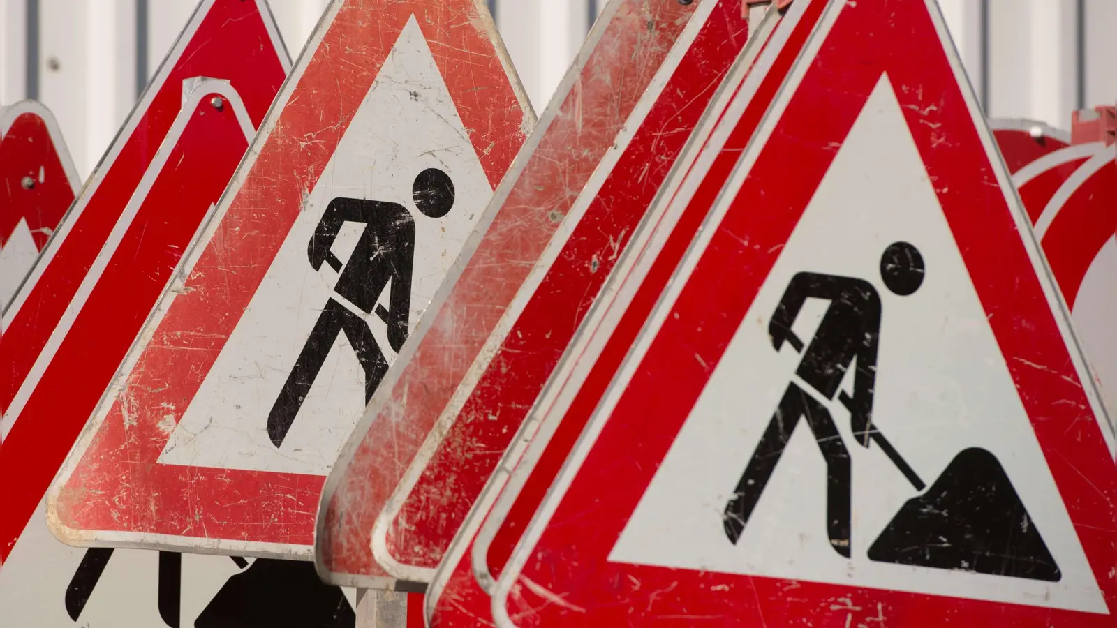 Die Auerbacher Straße in Michelfeld ist Ende Juli für zwei Tage gesperrt.  (Symbolbild: Sebastian Kahnert/dpa)