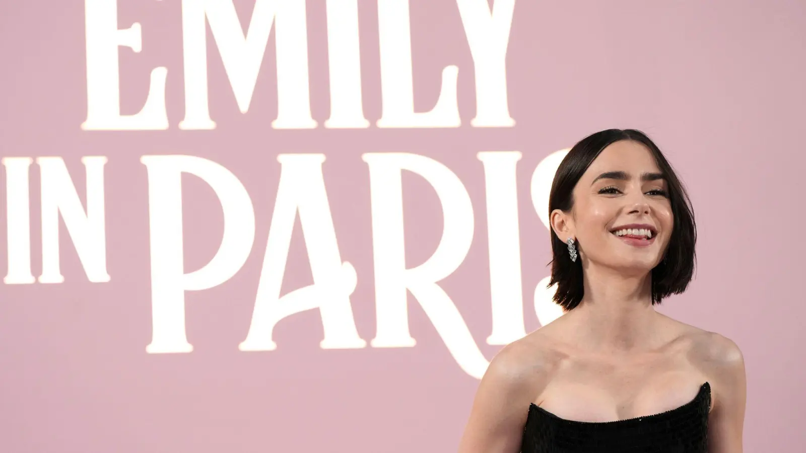 Lily Collins spielt die Hauptrolle in der Netflix-Serie „Emily in Paris“. (Bild: Jordan Strauss/Invision/dpa)