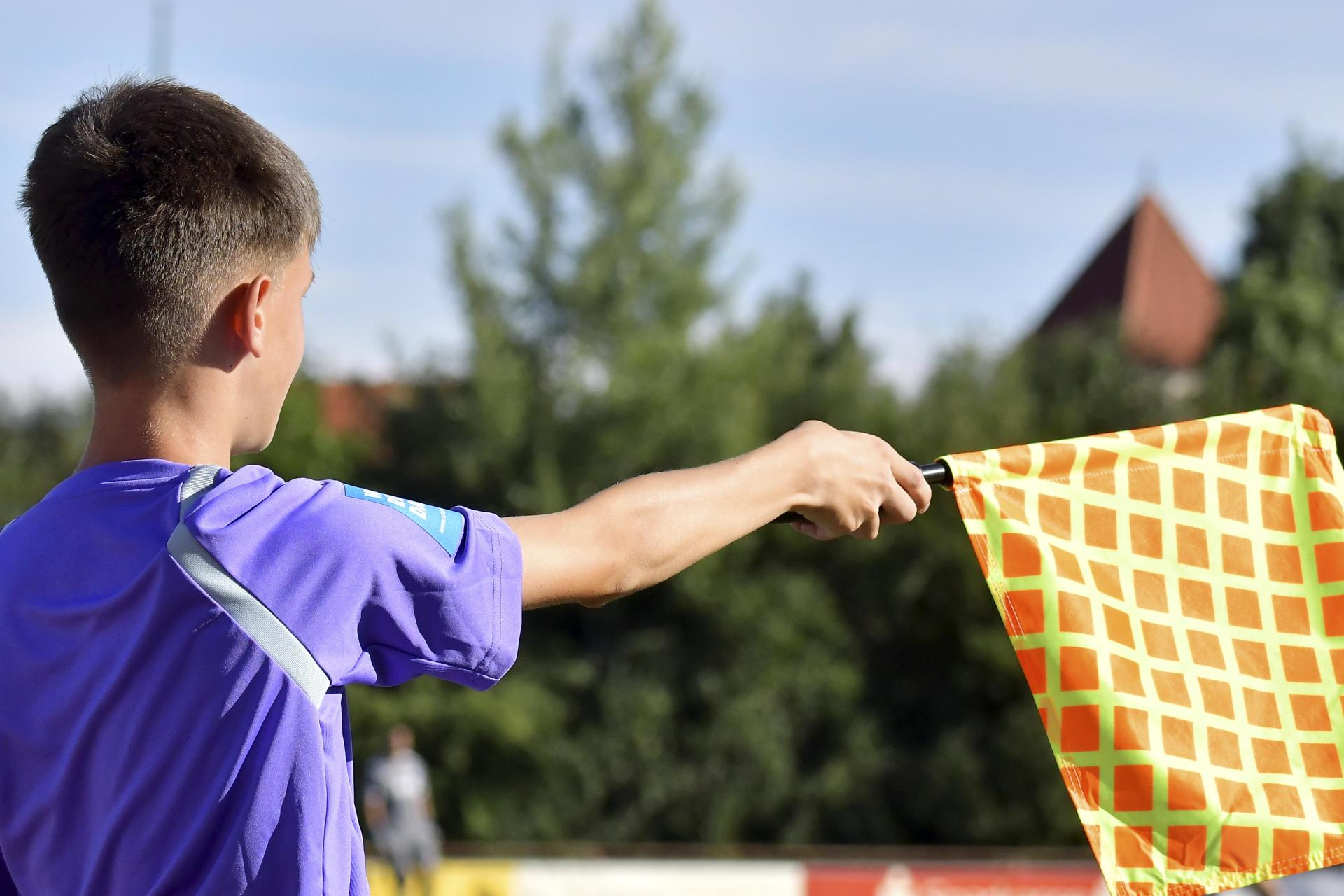 Die Aufgabe als Linienrichter ist verantwortungsvoll. Noch mehr gefordert ist man als Schiedsrichter. Im Kreis Amberg/Weiden gibt es nun wieder Neulingskurse. (Archivbild: Hubert Ziegler)