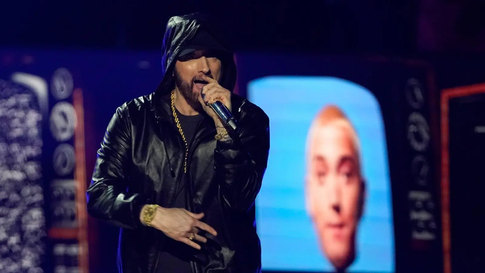 Rapper Eiminem bei der Einführungszeremonie der Rock &amp; Roll Hall of Fame 2022. (Bild: Chris Pizzello/Invision/AP/dpa)