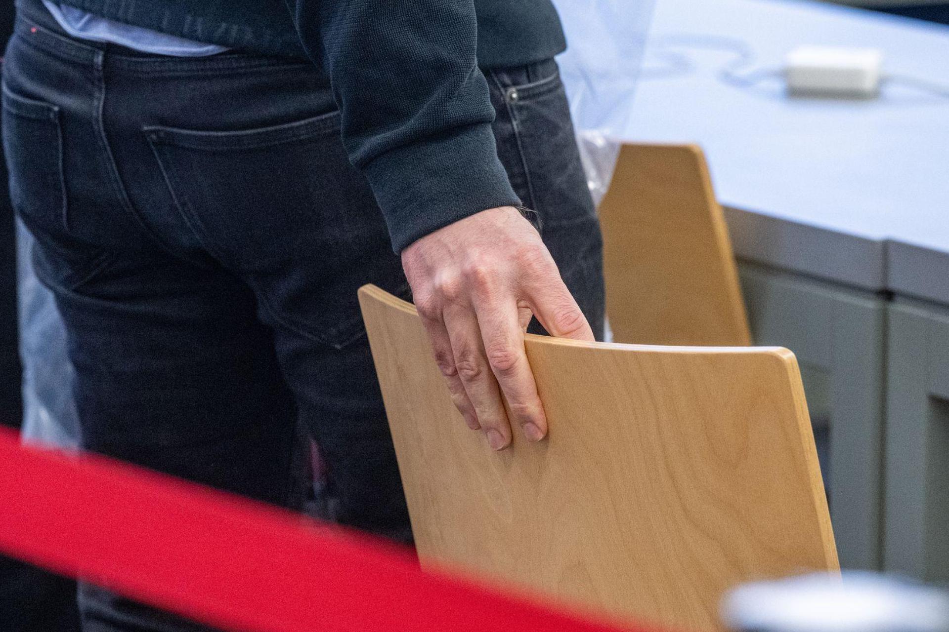 Der Prozess um eine vergiftete Champagner-Flasche in Weiden dauert länger als bisher vorgesehen.  (Archivbild: Armin Weigel/dpa)