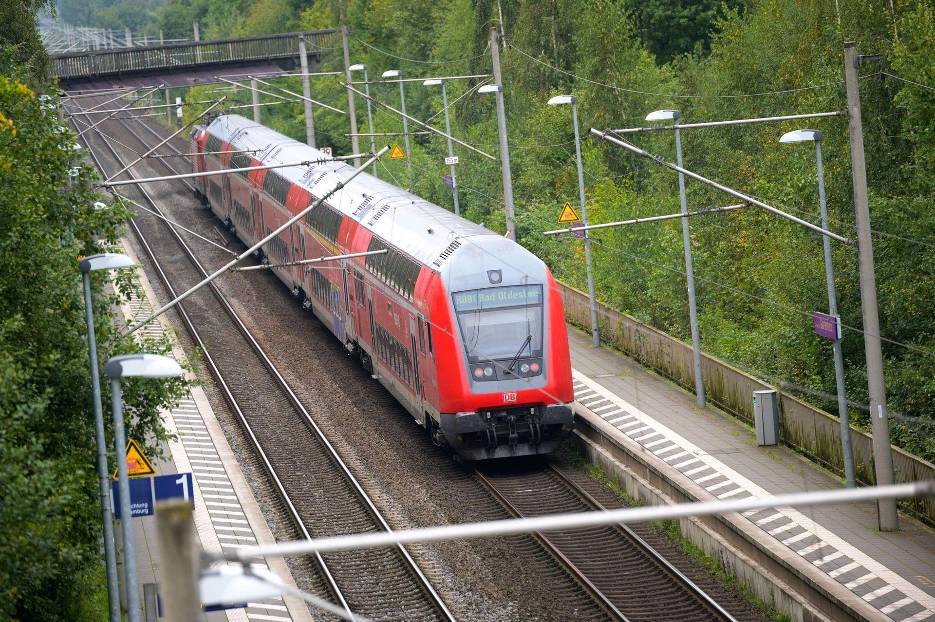 Etliche Züge zwischen Schwandorf und Regensburg fallen am Sonntag wegen eines Schienenbruchs am Bahnübergang Klardorf aus. (Symbolbild: Jonas Walzberg/dpa)