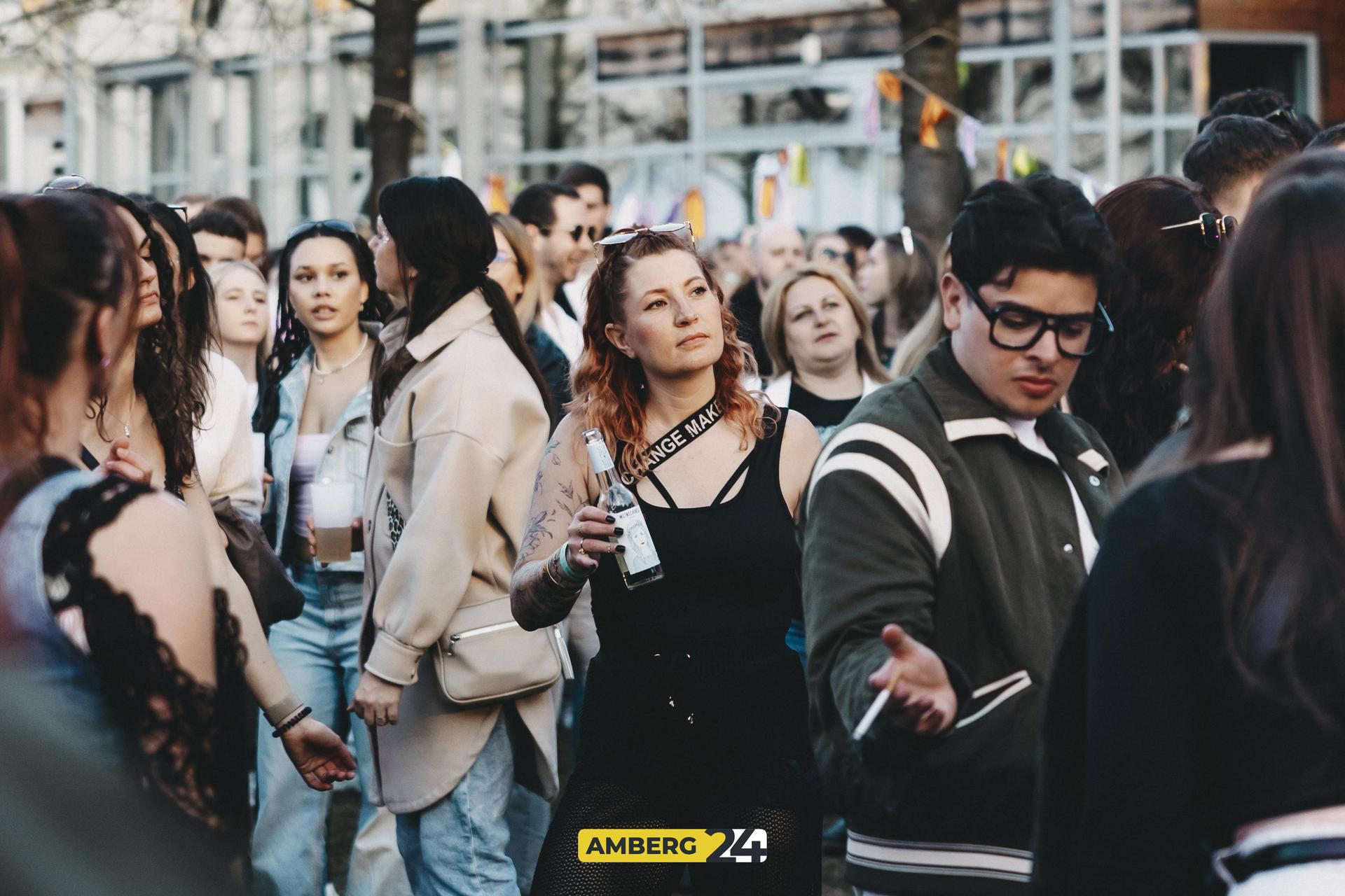 Das erste Mal fand in Amberg das Kirschblütenfestival statt. Der Campus der Amberger OTH verwandelte sich in ein pinkes Paradies. Lolo war für euch vor Ort.  (Bild: Lolografie)