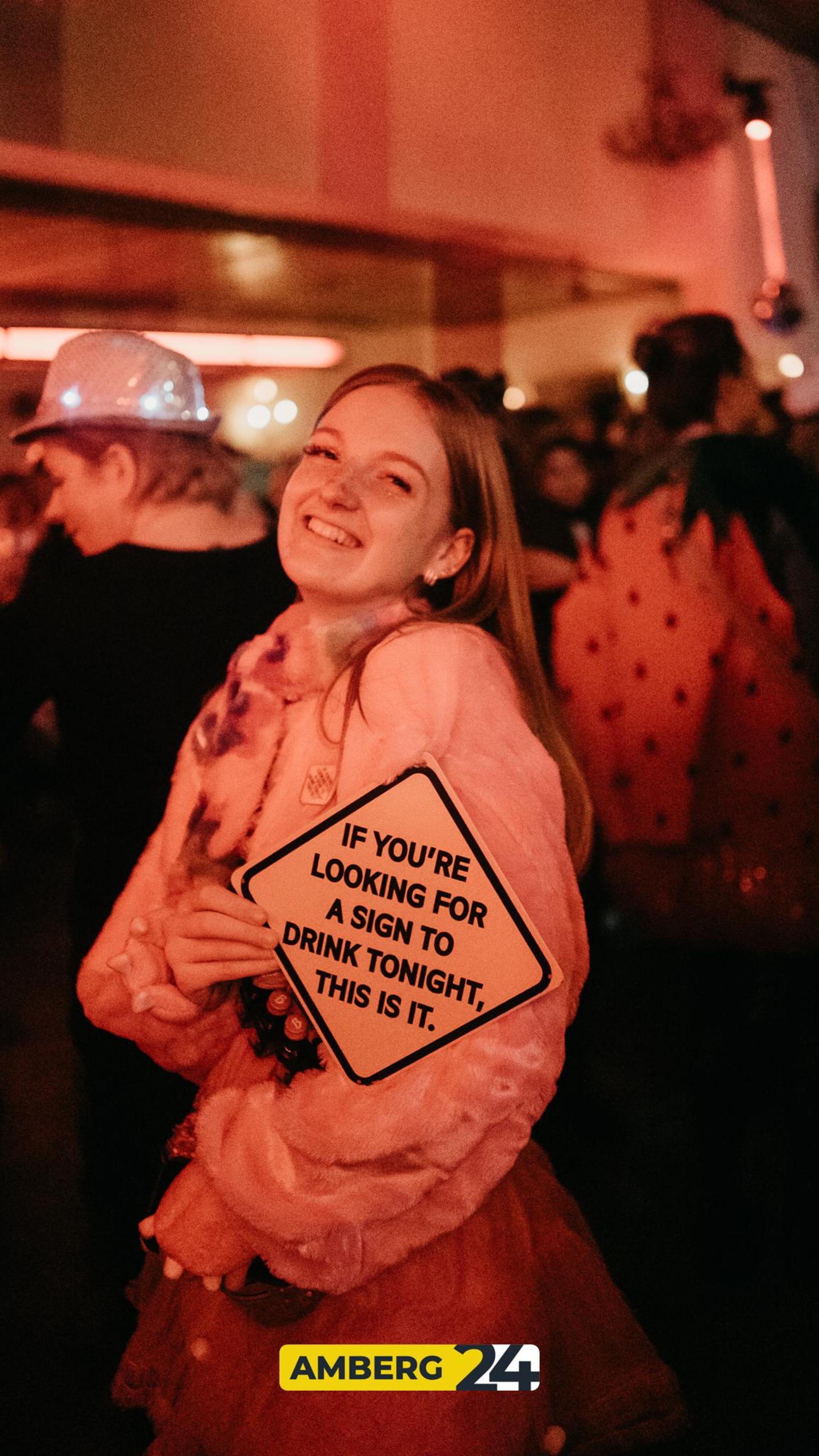 Hexen und Narren waren am Donnerstag auch im Casino unterwegs. (Bild: Mario Donhauser)