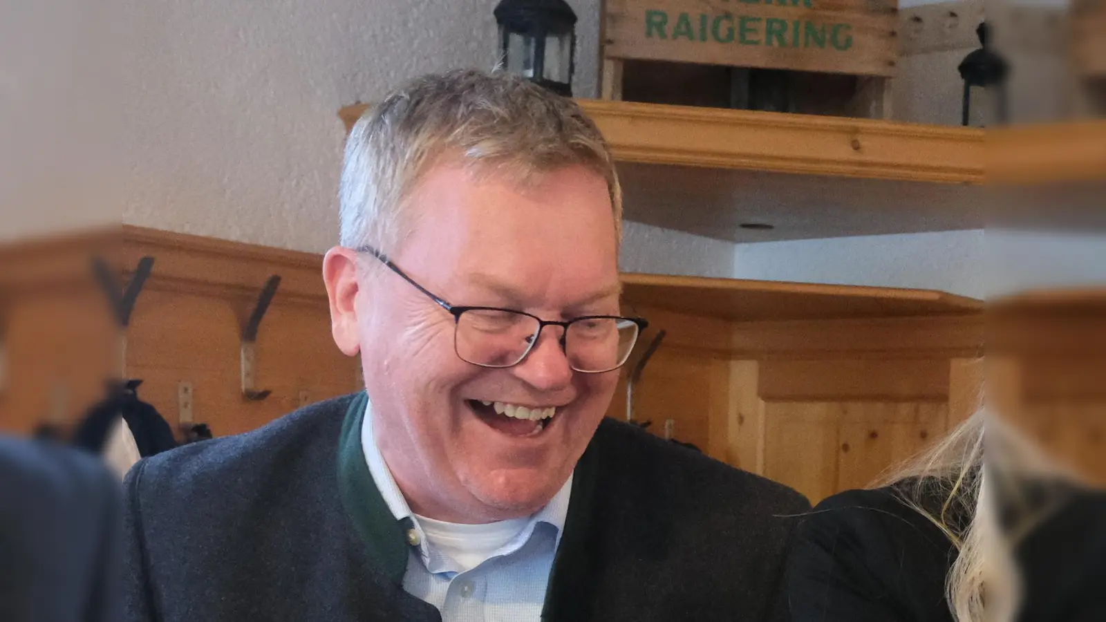 Bräuwirt Martin Sterk und OB Michael Cerny (von links) gucken ACM-Chefin Erika Sauerwein beim Bieranstich über die Schulter. (Bild: gsp)