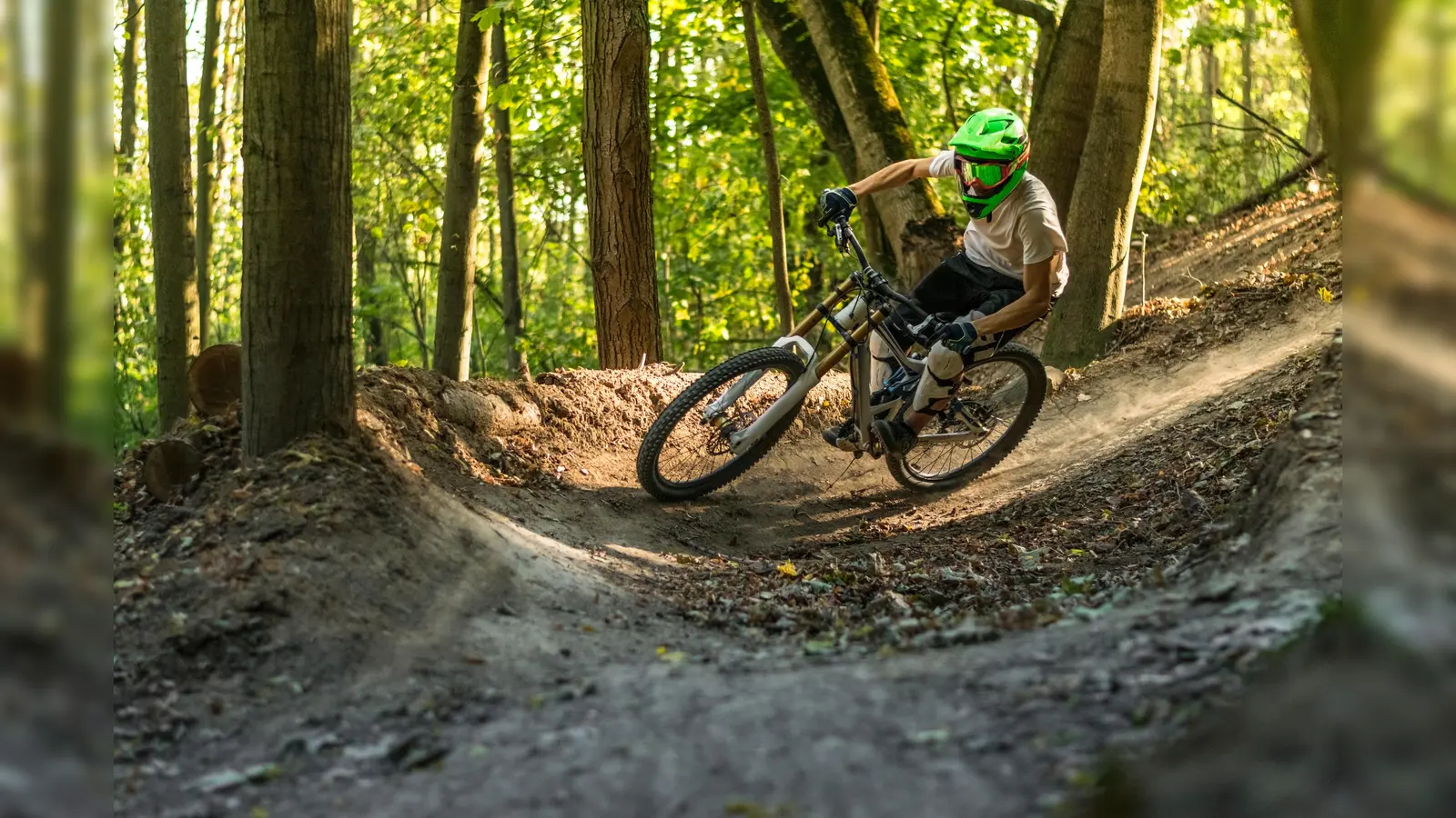 Rund um Amberg kommt ihr in unter 3 Stunden Fahrzeit auf euer Bike-Vergnügen.  (Symbolbild: Yuri Hoyda/adobestock)