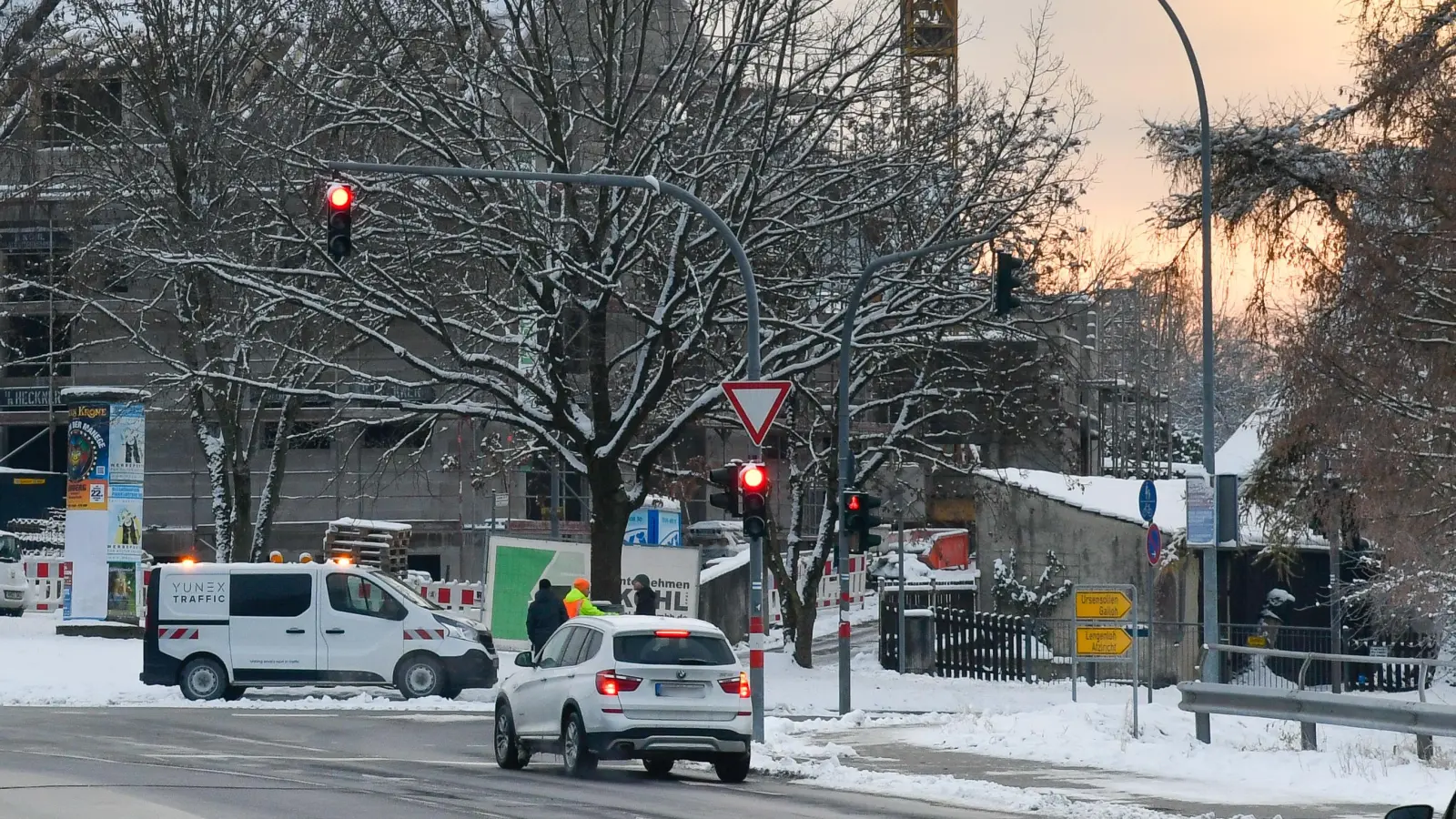 Die Ampelanlage in der Achse Kastler Straße/Fuggerstraße bei real-Verbrauchermarkt in Amberg – hier kam es am Montagmorgen zu einem rund 45-minütigen Ausfall der Ampel.  (Bild: Petra Hartl)