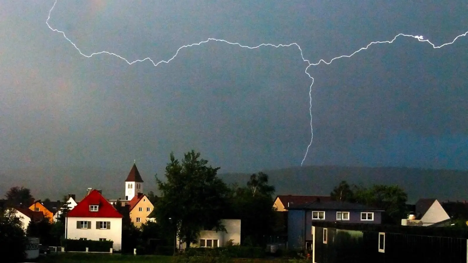 Der Deutsche Wetterdienst warnt vor Hagel und Orkanböen – die Bevölkerung soll frühzeitig Schutzmaßnahmen ergreifen. Unser Archivbild zeigt ein Unwetter über dem Weidener Stadtteil Hammerweg. (Archivbild: Wilck)