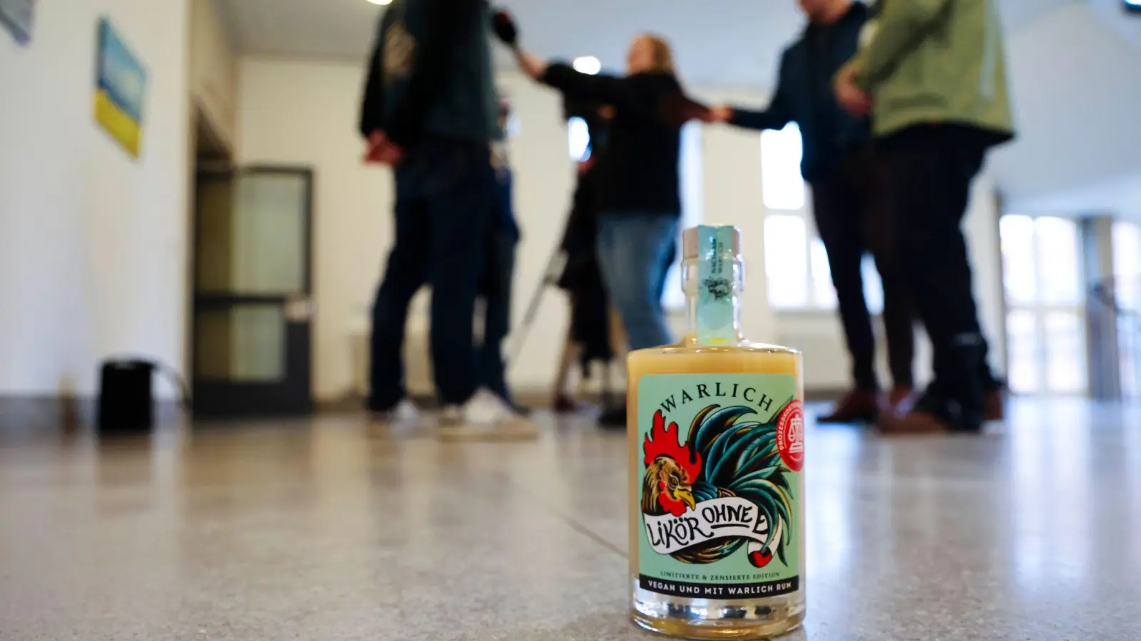 In einer Sonderedition ist der letzte Buchstabe bei „Likör ohne Ei“ noch durch eine Hahnenfeder verdeckt. Jetzt erlaubt das Urteil wieder den ganzen Schriftzug. (Bild: Frank Molter/dpa)