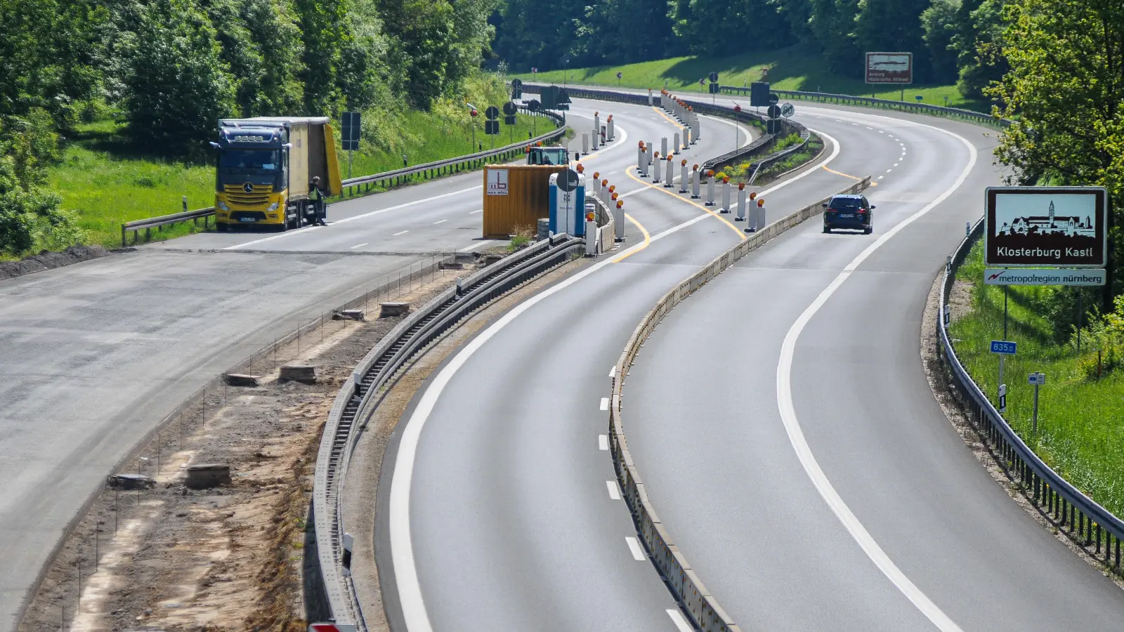 Ein Teilstück der A6 (hier bei Götzendorf) zwischen Amberg und Nürnberg soll Teststrecke für induktives Laden von E-Fahrzeugen werden. (Bild: Stephan Huber)