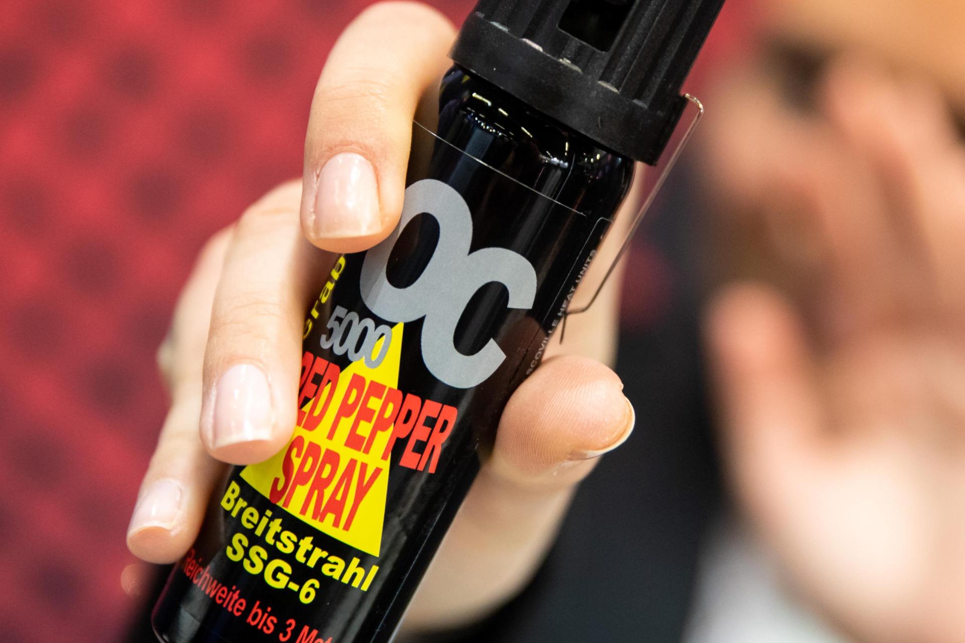 Polizeiinspektion Amberg sucht Zeugen nach einem Pfefferspray-Angriff am Schrannenplatz. (Symbolbild: Daniel Karmann/dpa)