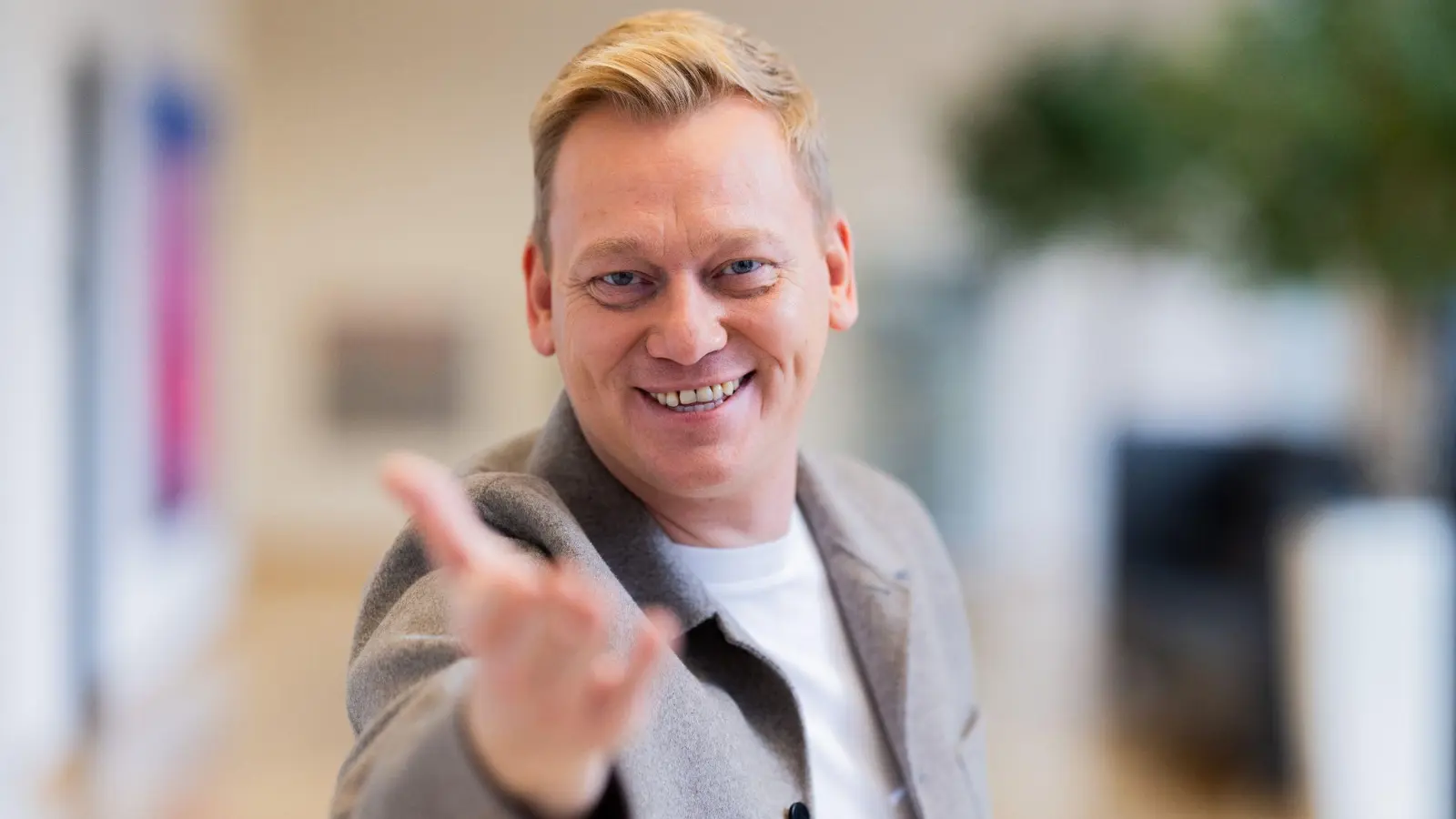 Wurde als Streamer sehr bekannt, arbeitet mittlerweile aber auch im klassischen Fernsehen: Jens „Knossi“ Knossalla. (Bild: Rolf Vennenbernd/dpa)
