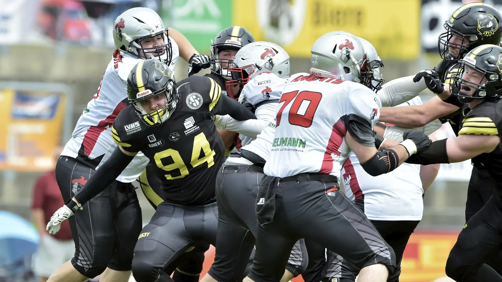 Die Amberg Mad Bulldogs (dunkle Trikots) dürfen trotz sportlichen Abstiegs auch in der kommenden Saison in der Regionalliga an den Start gehen. (Archivbild: Hubert Ziegler)