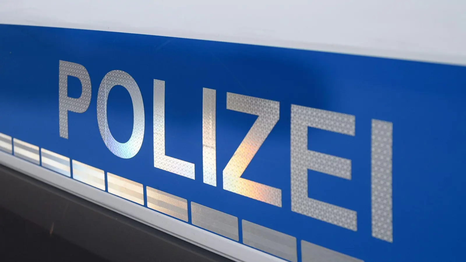 Spuren im Haus deuten laut Staatsanwaltschaft darauf hin, dass die Frau getötet wurde. (Bild: Daniel Vogl/dpa)