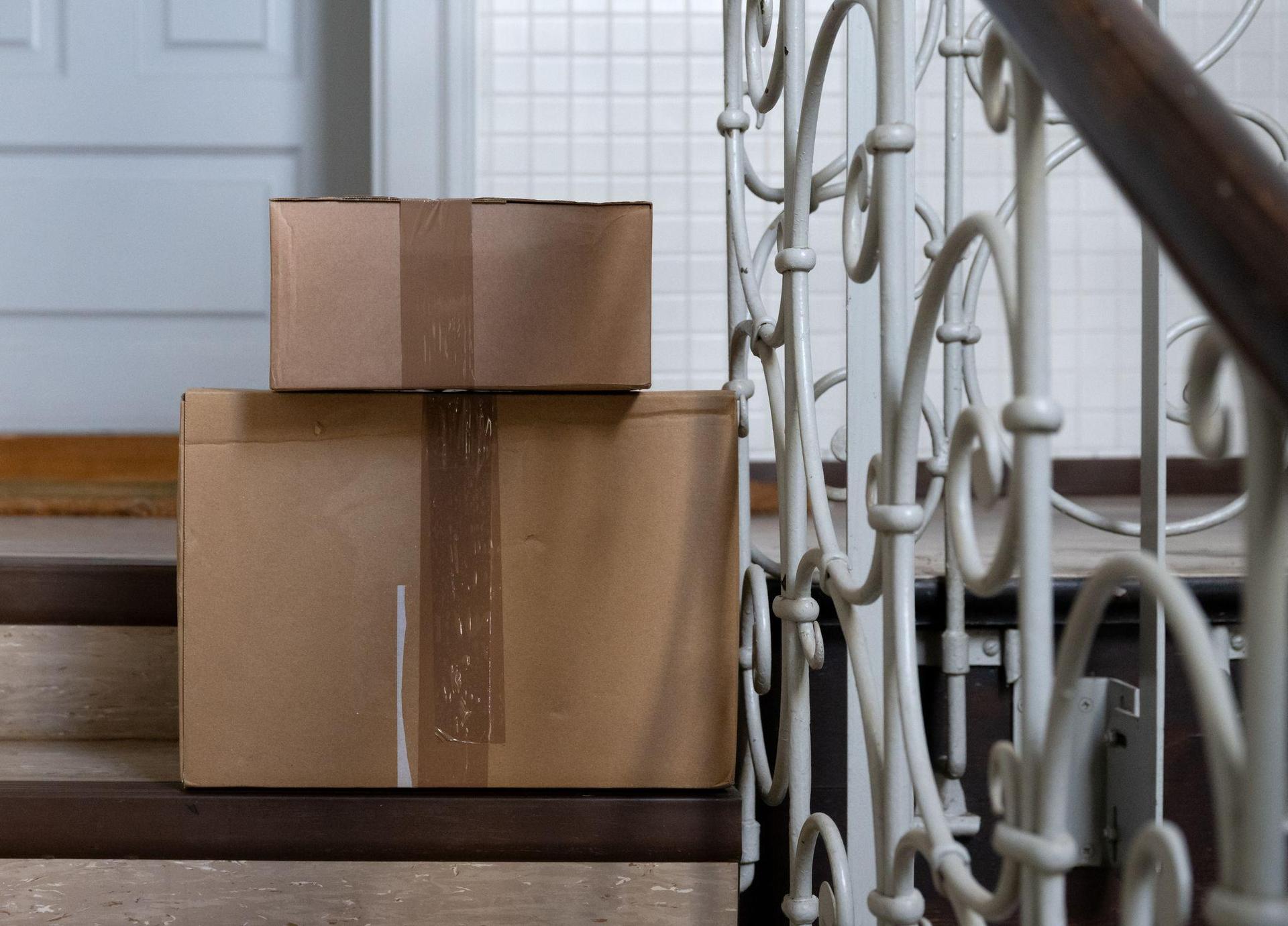 Aus einem Mehrparteienhaus in Amberg sind zugestellte Pakete verschwunden. (Symbolbild: Sven Hoppe/dpa)